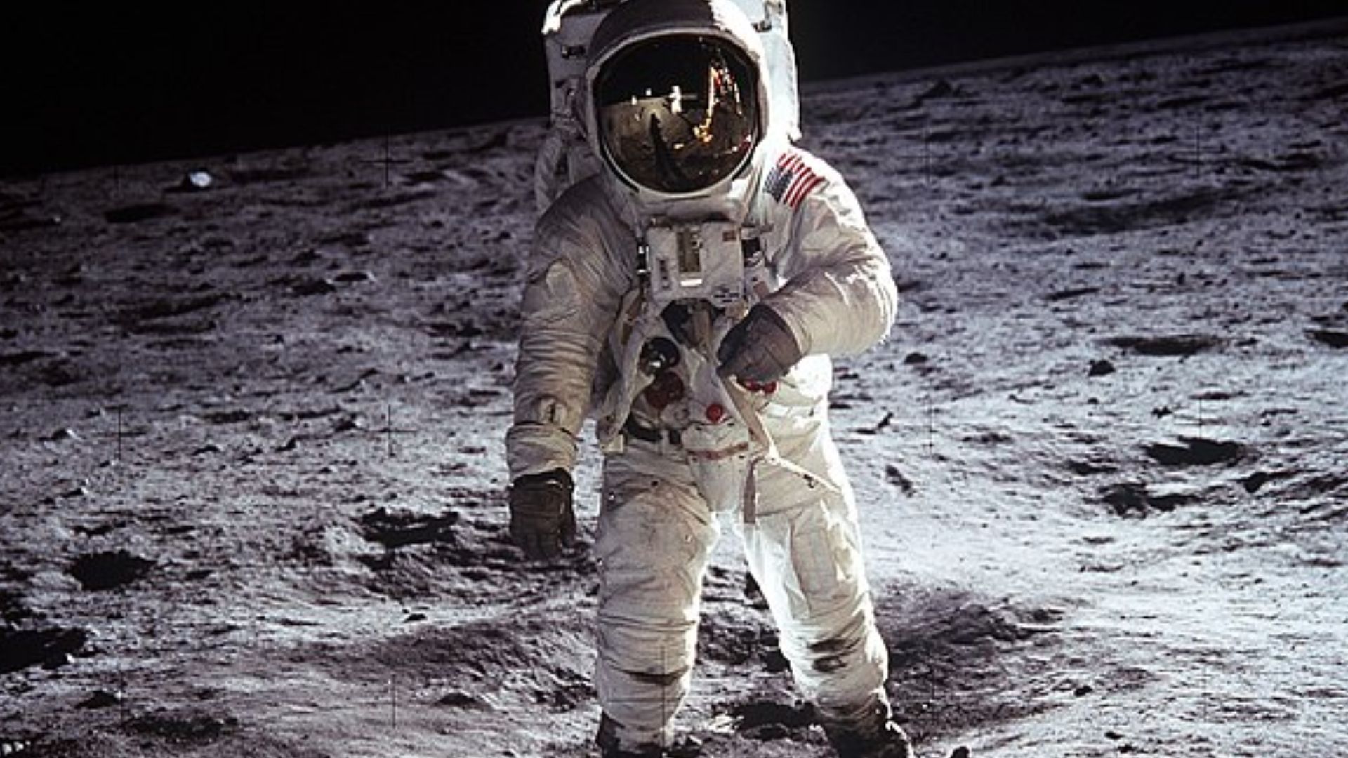 File:Astronaut Standing On The Moon.png