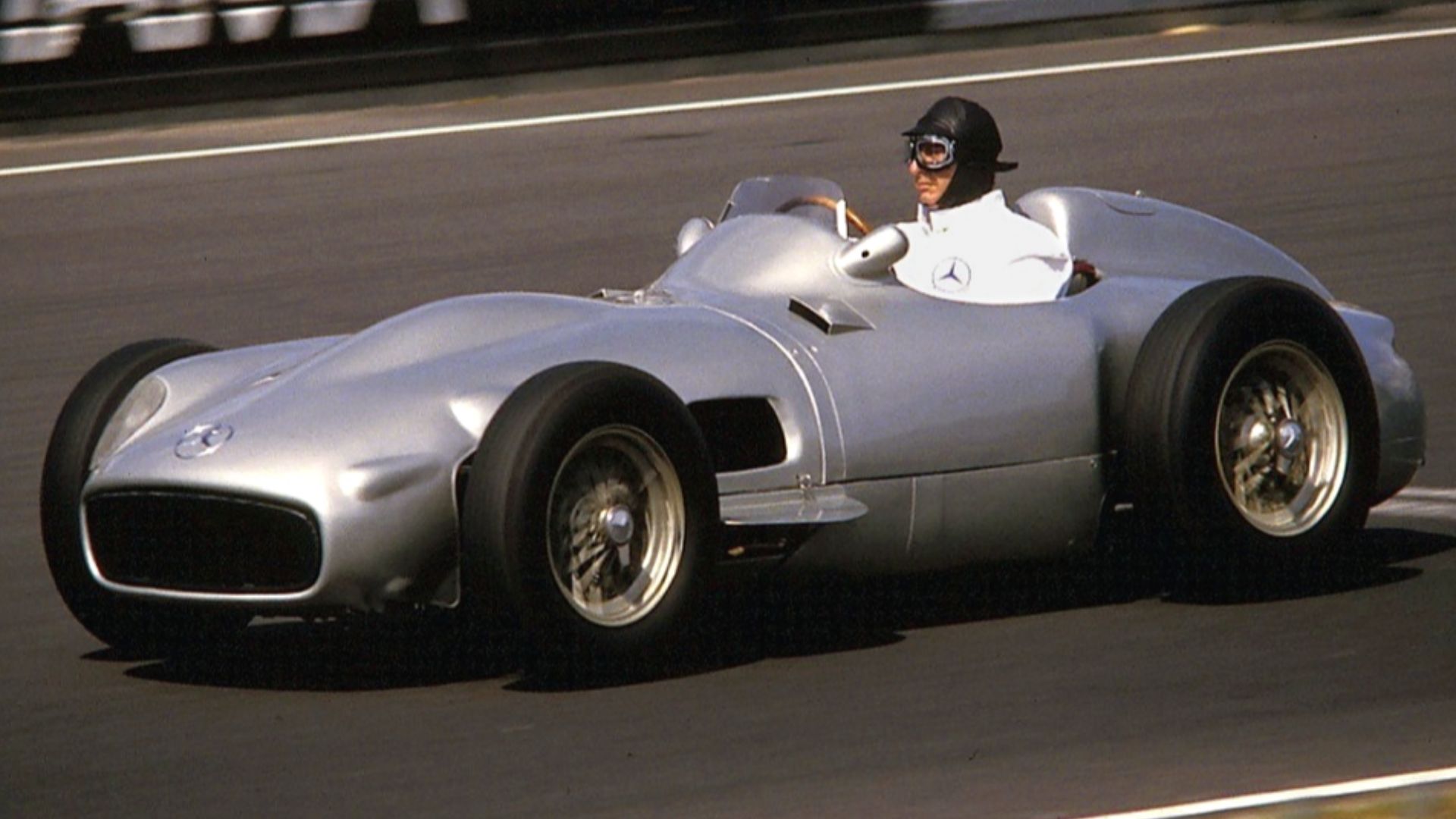File:Fangio-MB-W196-3lMotor-1986.jpg