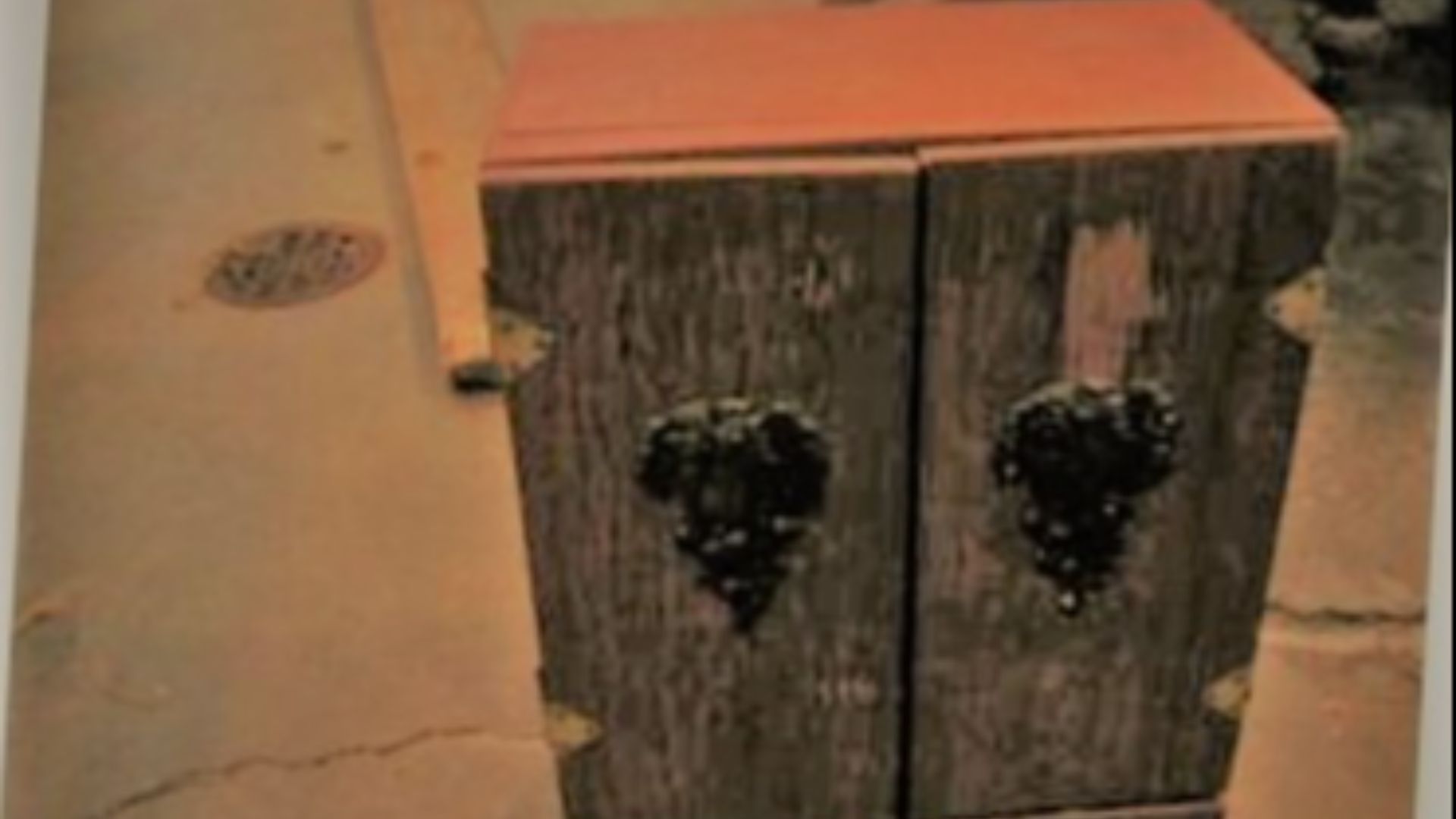 File:Dybbuk Box (front).jpg