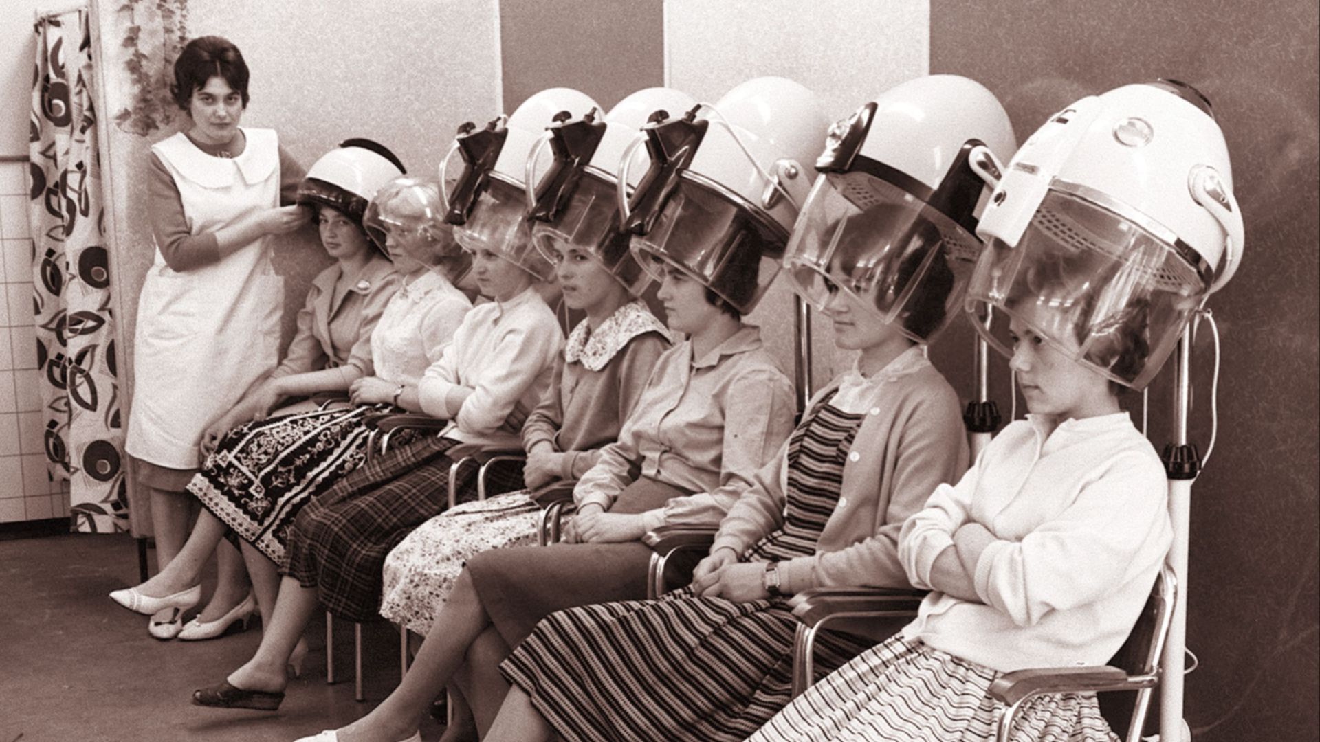 File:Prenovljeni frizerski salon v Gosposki ulici v Mariboru 1960.jpg