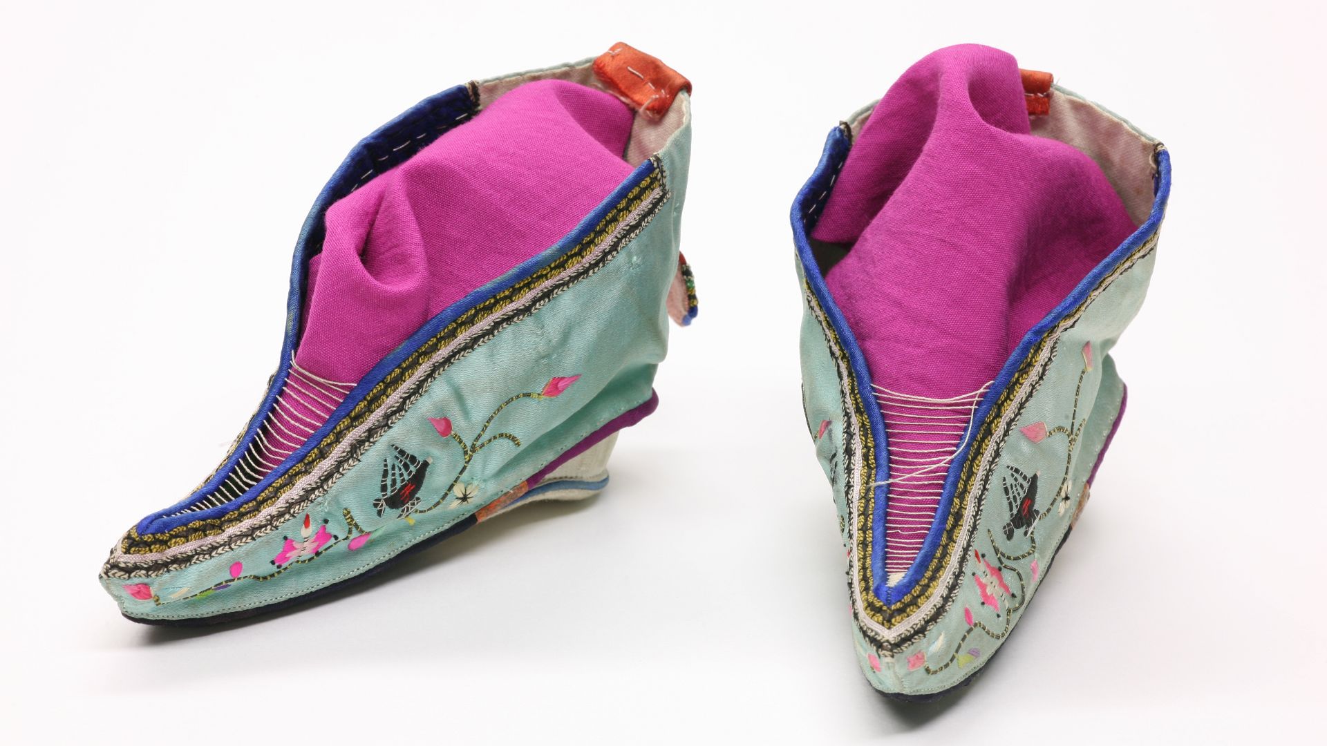 File:Foot binding shoes 1.jpg