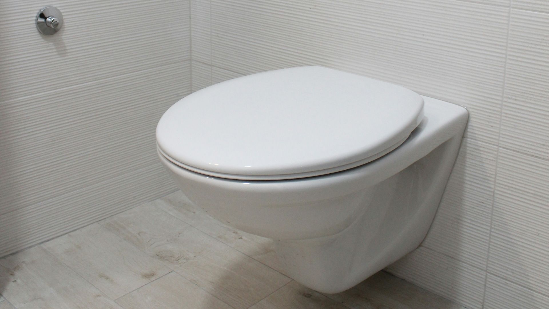white flush toilet