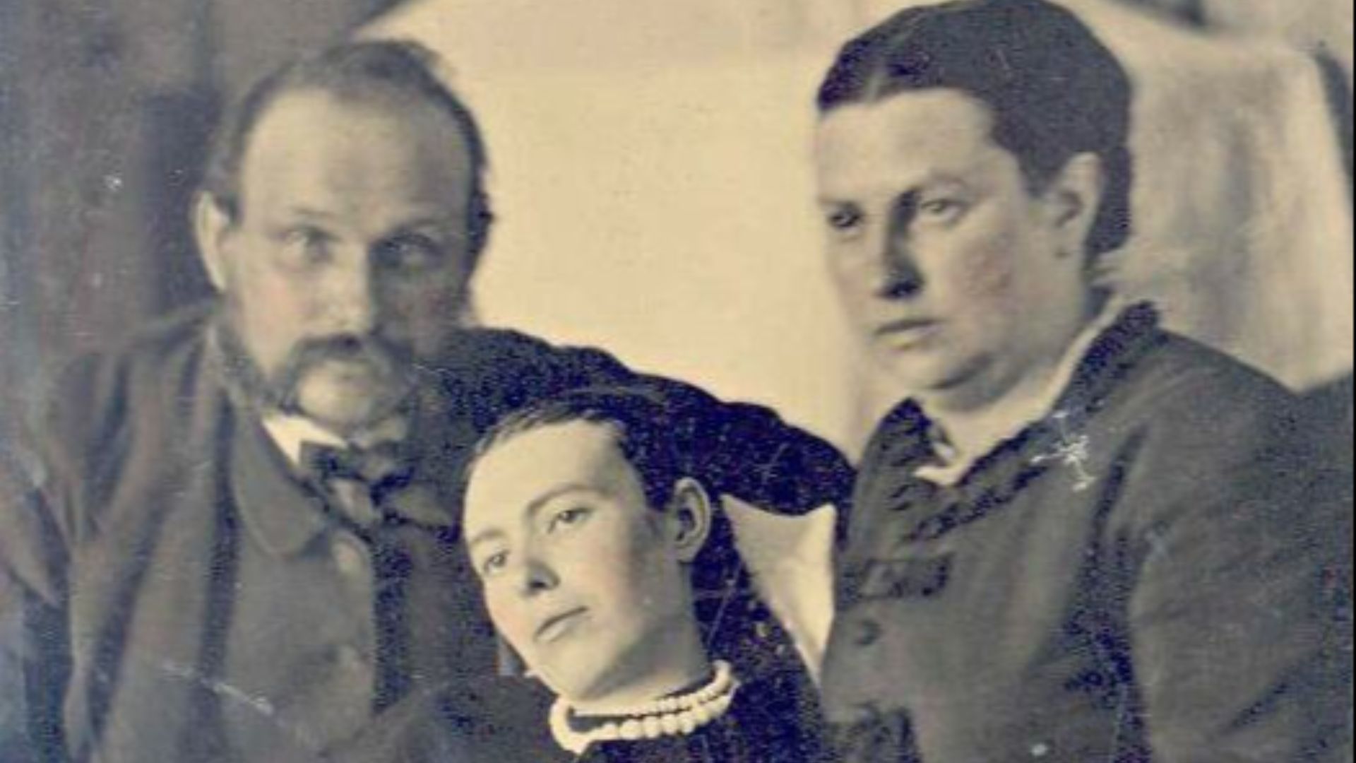 File:Victorian era post-mortem family portrait of parents with their deceased daughter.jpg