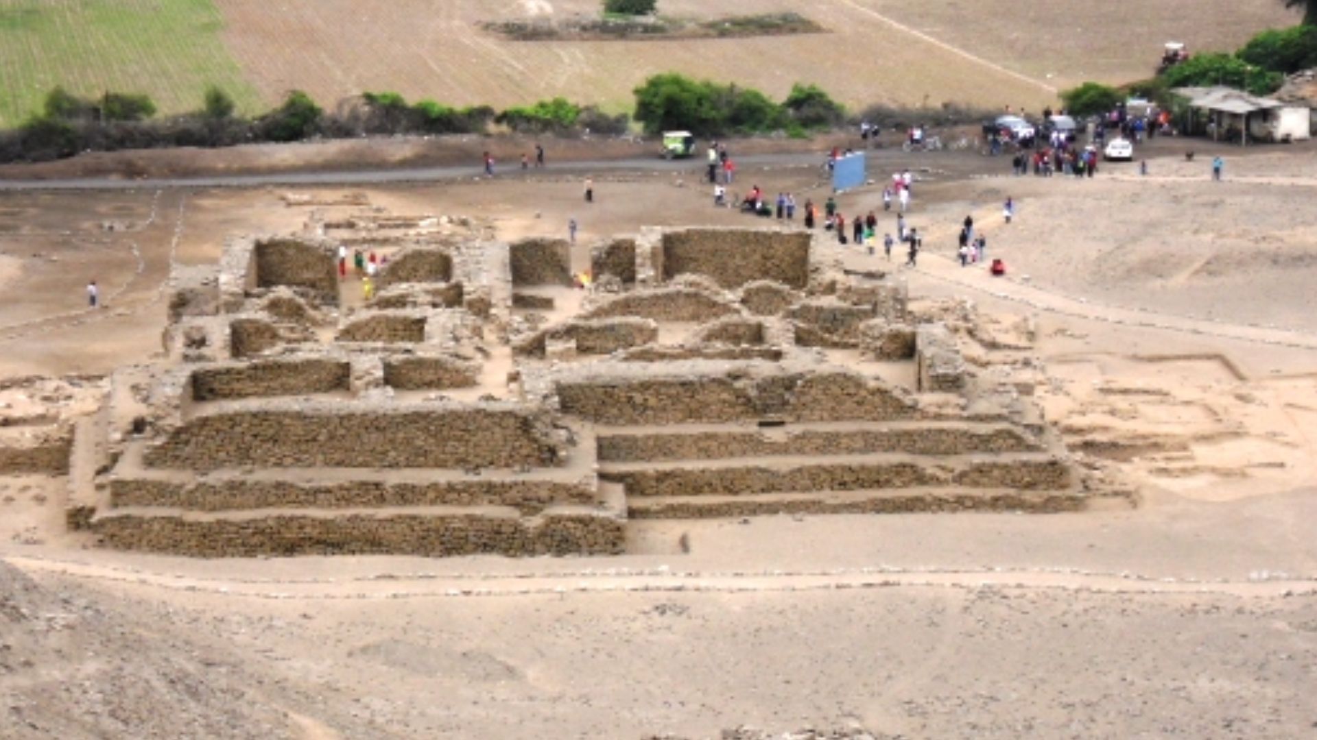 File:Pirámide principal del sitio arqueológico El Paraiso-Perú 2.jpg