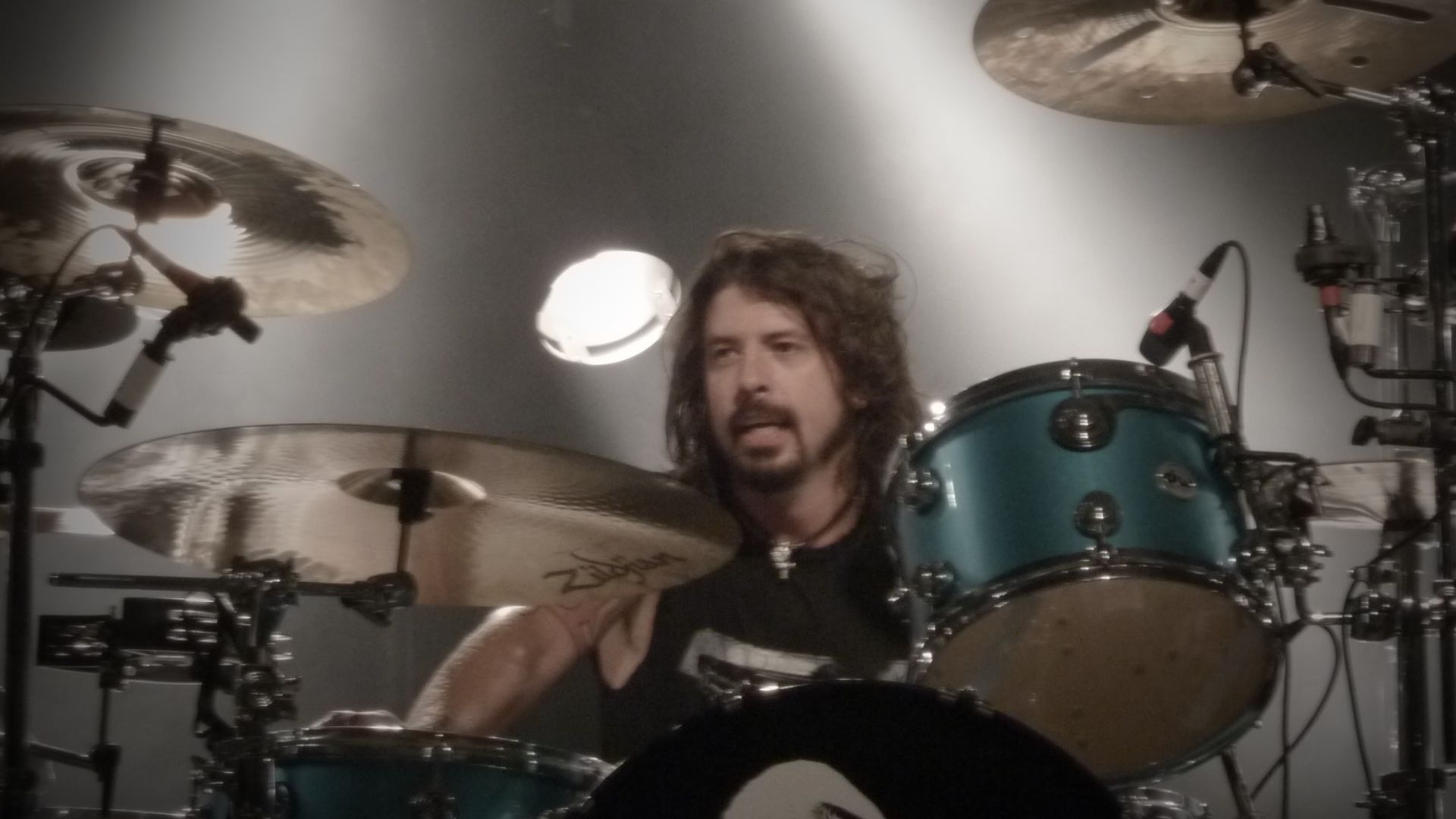 File:Grohl w Them Crooked Vultures.jpg