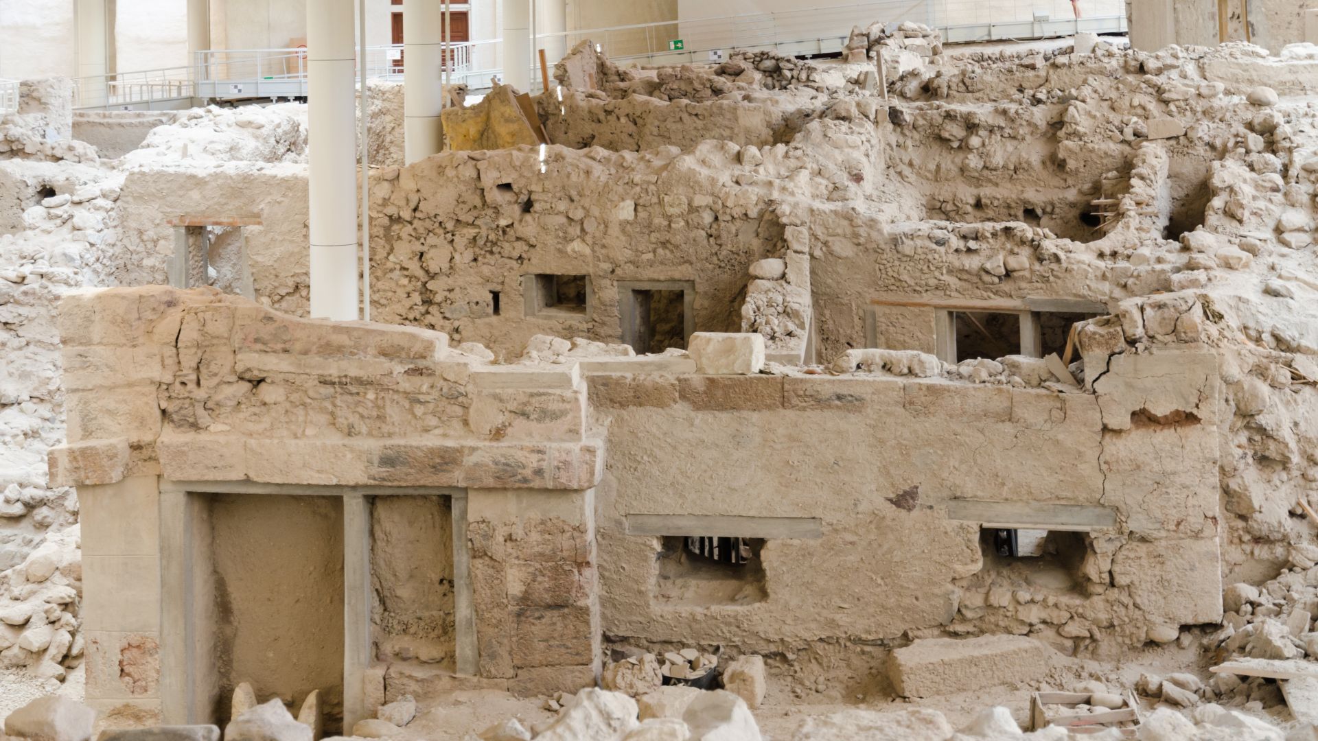 File:Archaeological site of Akrotiri - Santorini - July 12th 2012 - 82.jpg