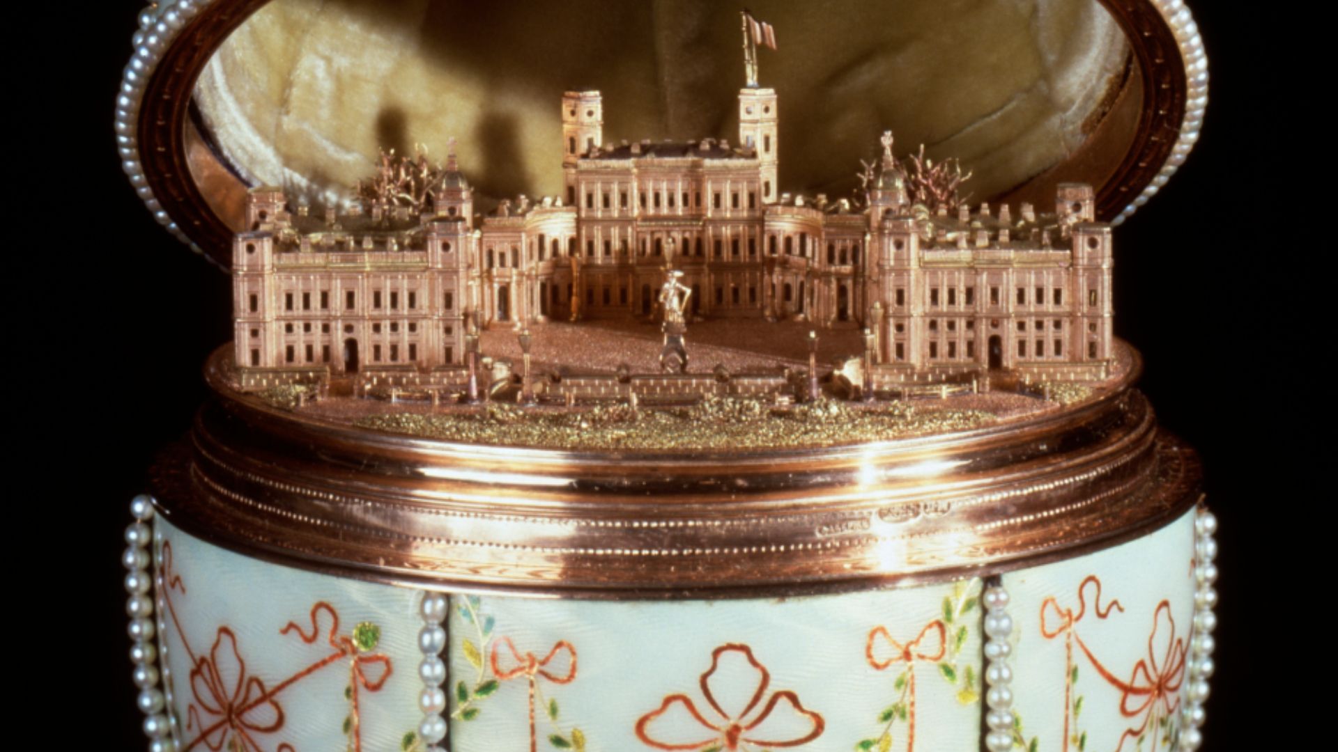 File:House of Fabergé - Gatchina Palace Egg - Walters 44500 - Open View B.jpg