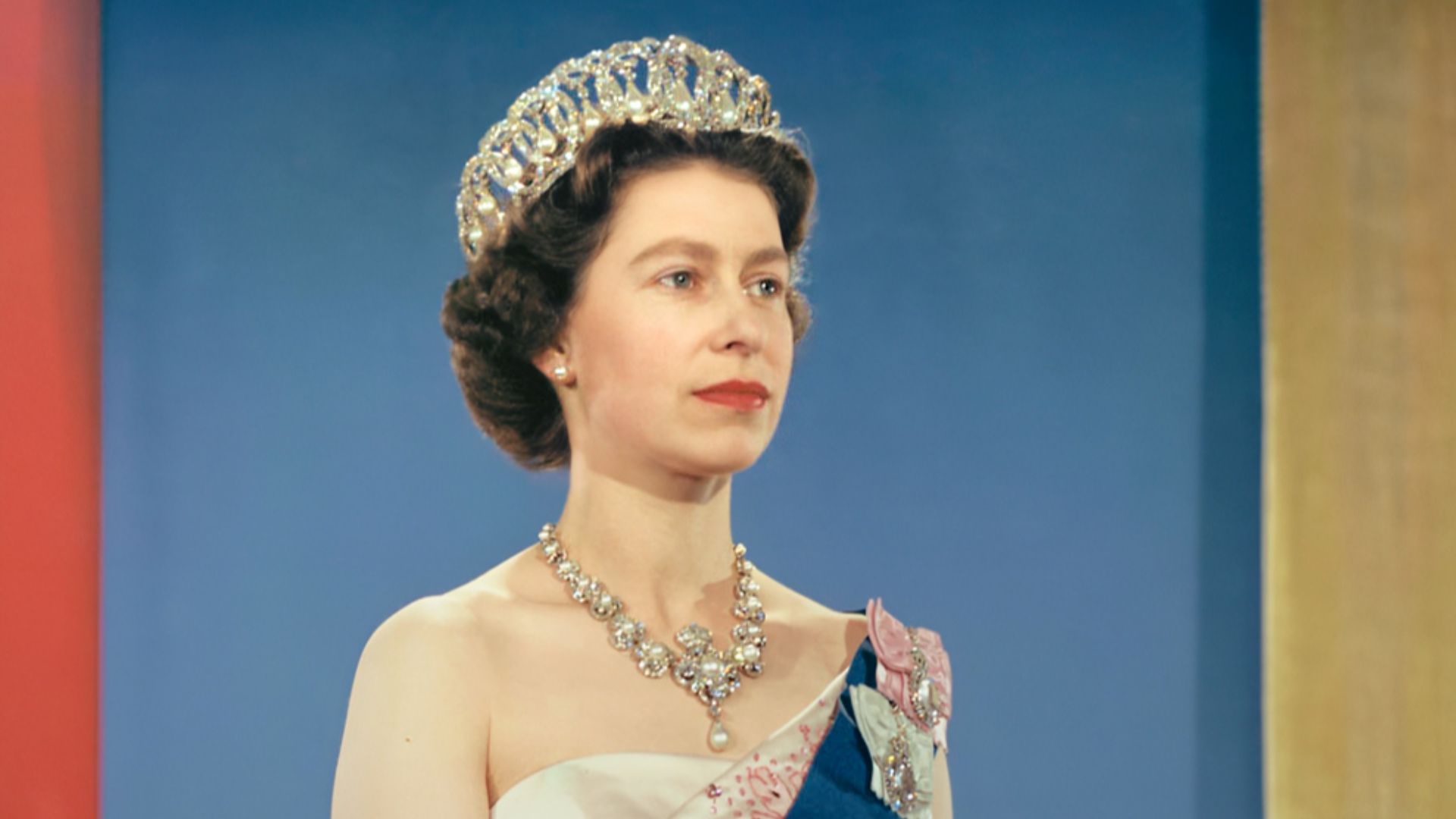 File:Queen Elizabeth II official portrait for 1959 tour (retouched).jpg