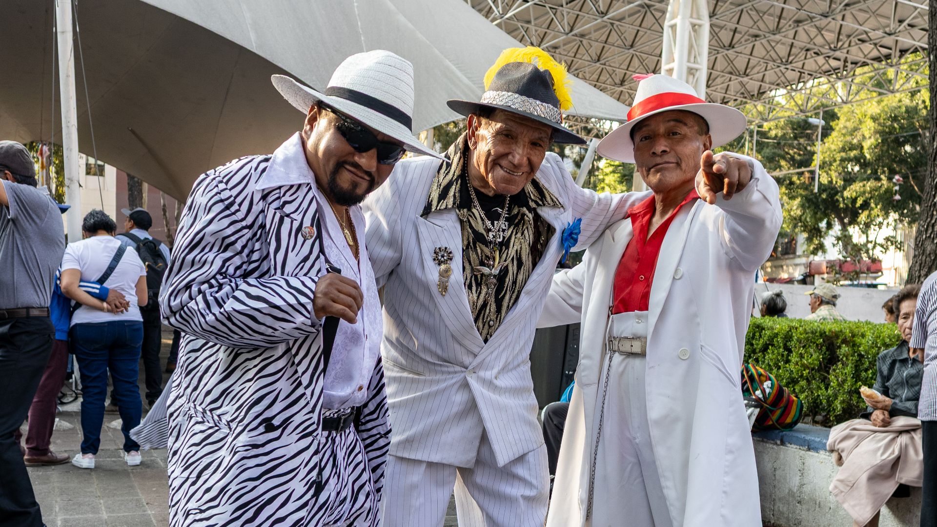 File:Bailadores de danzón en Balderas.jpg