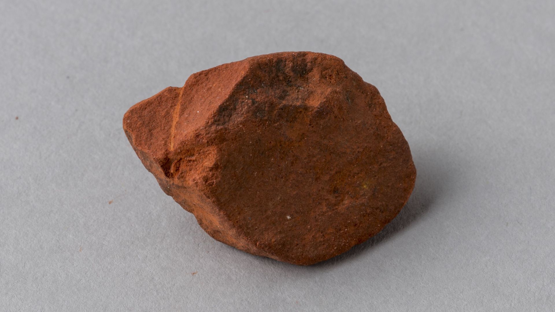 File:Fragment of red pigment Ochre - Museo Egizio, Turin S 9927 p02.jpg