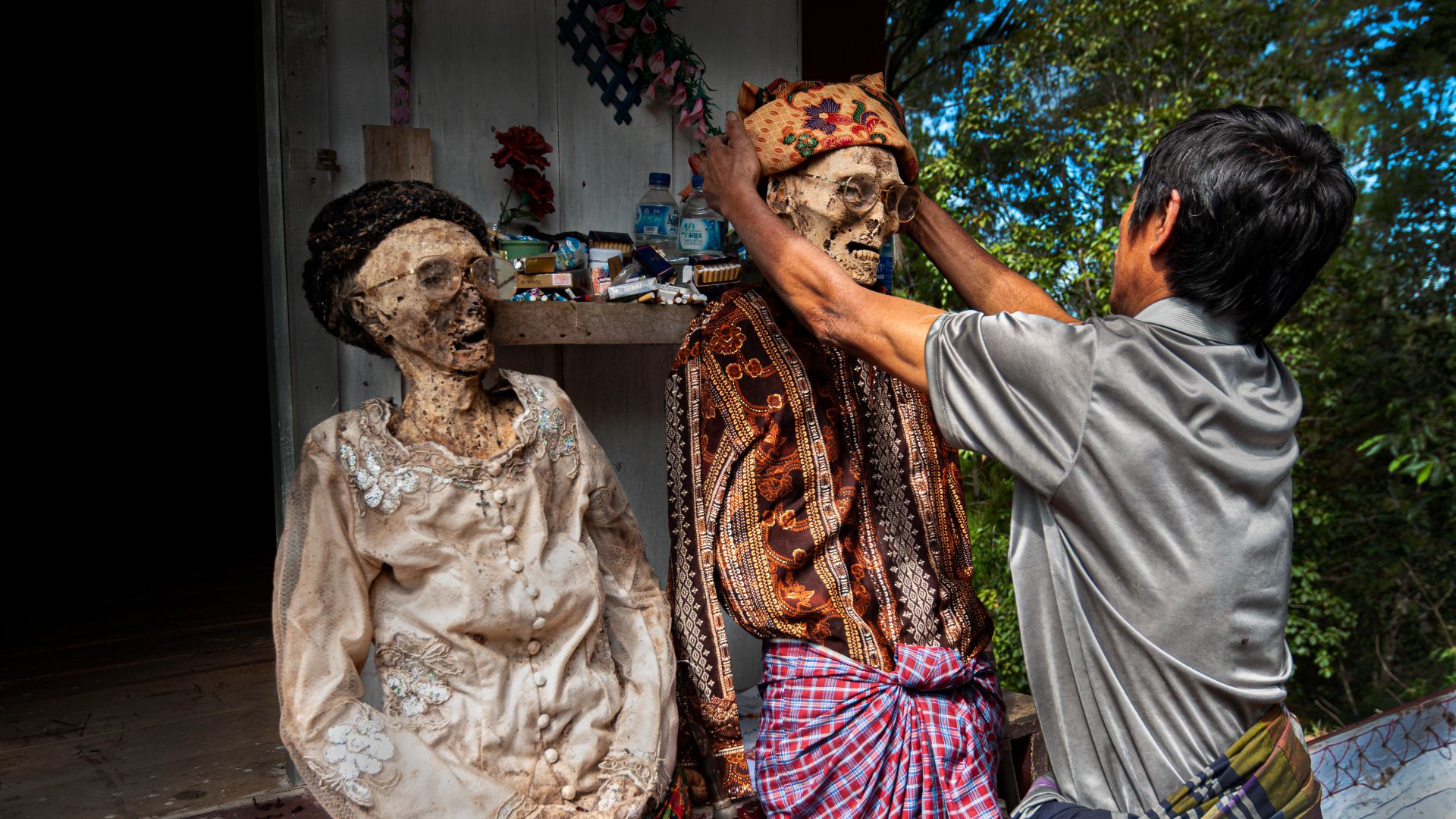 File:Manene Tradisi Ganti Baju Mayat di Tana Toraja.jpg