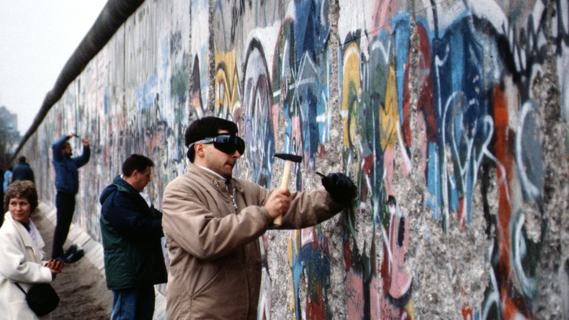 File:Berlin 1989, Fall der Mauer, Chute du mur 08.jpg