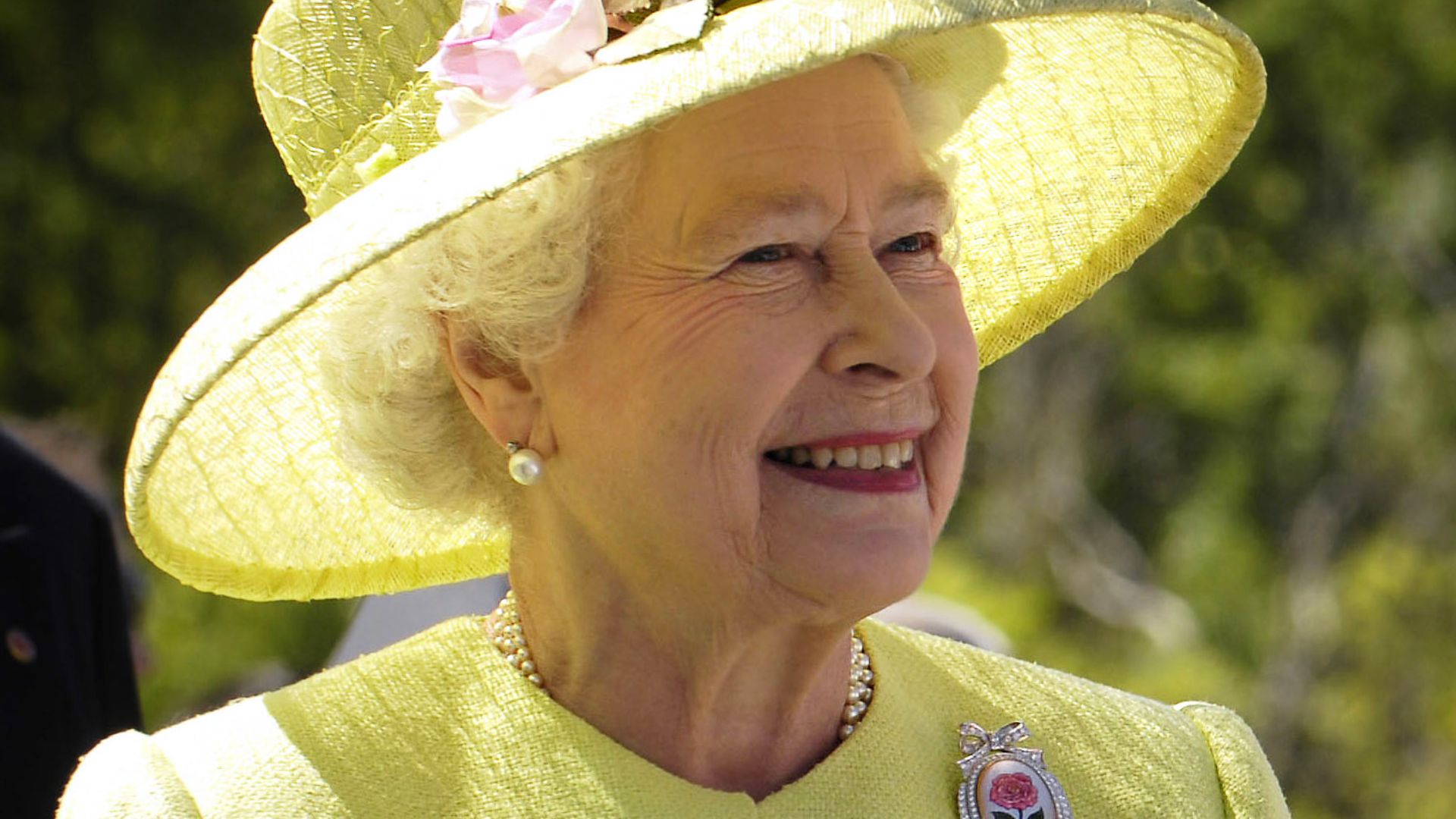 File:Elizabeth II greets NASA GSFC employees, May 8, 2007 edit.jpg