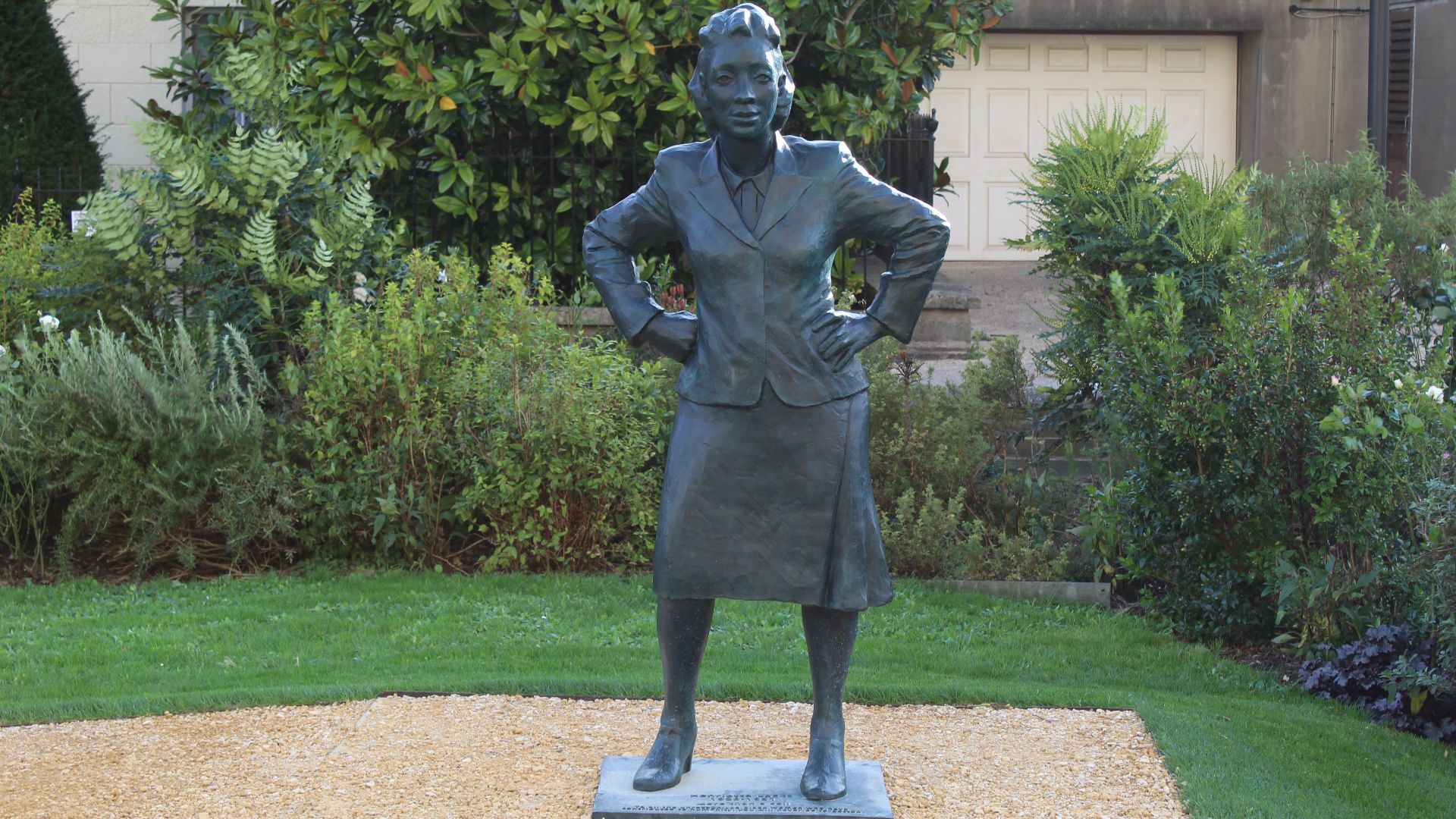 File:Henrietta Lacks statue, Bristol, wide view.jpg