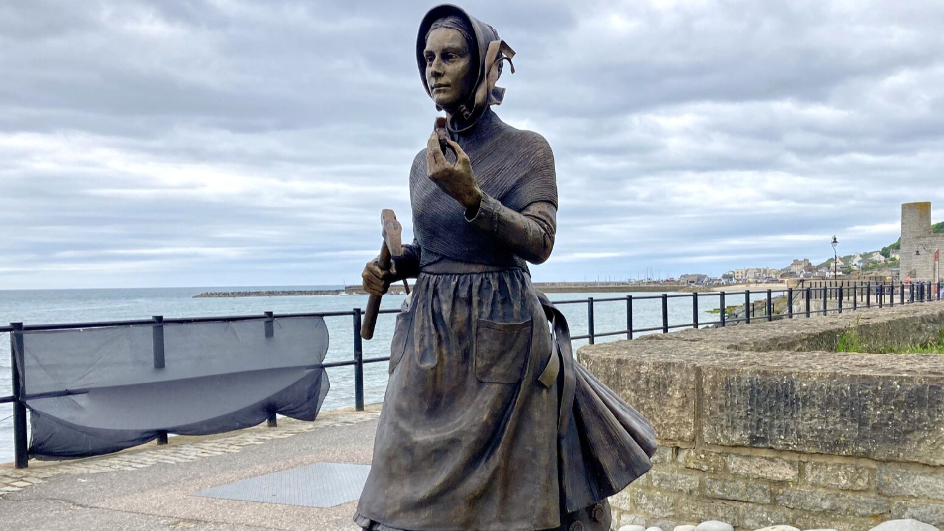 File:Mary Anning statue (4) - geograph.org.uk - 7186126.jpg