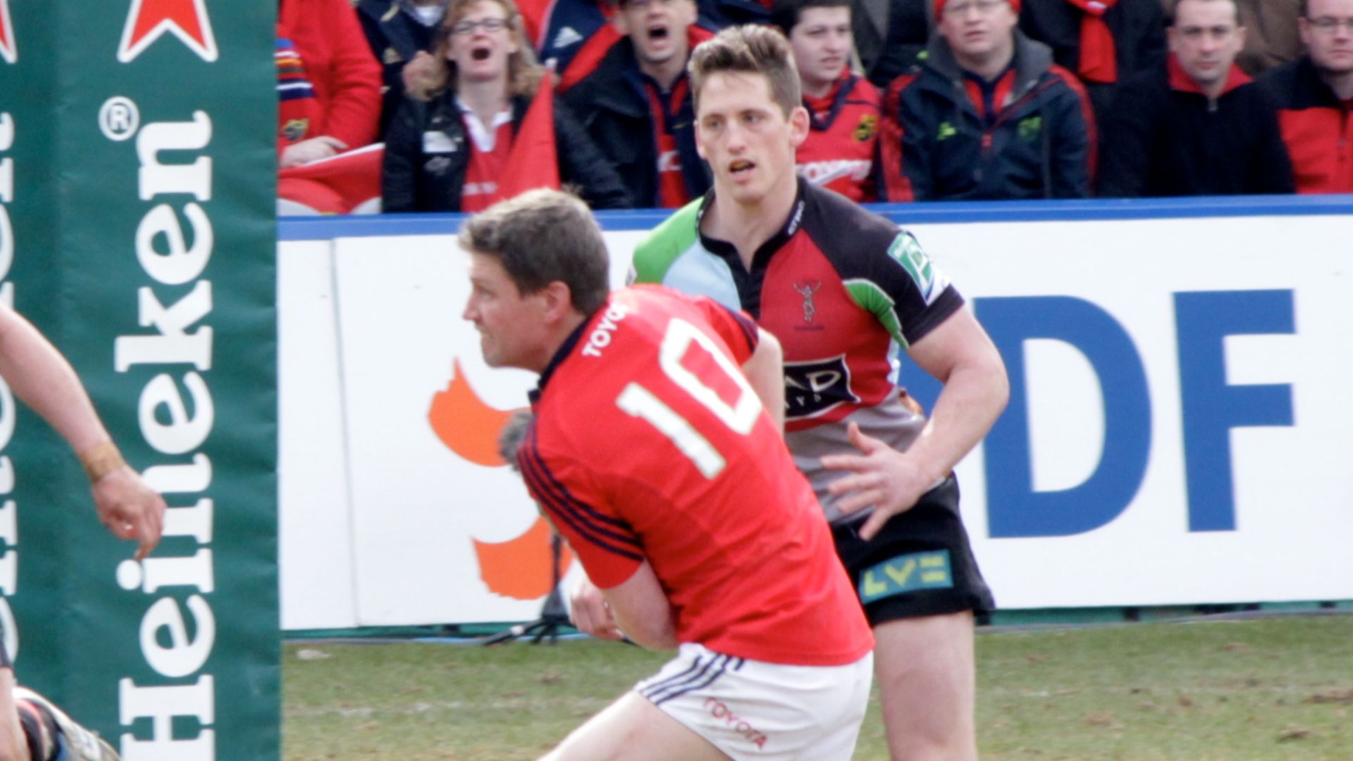 File:O'Gara passing as Tom Casson & Tom Williams defend.jpg