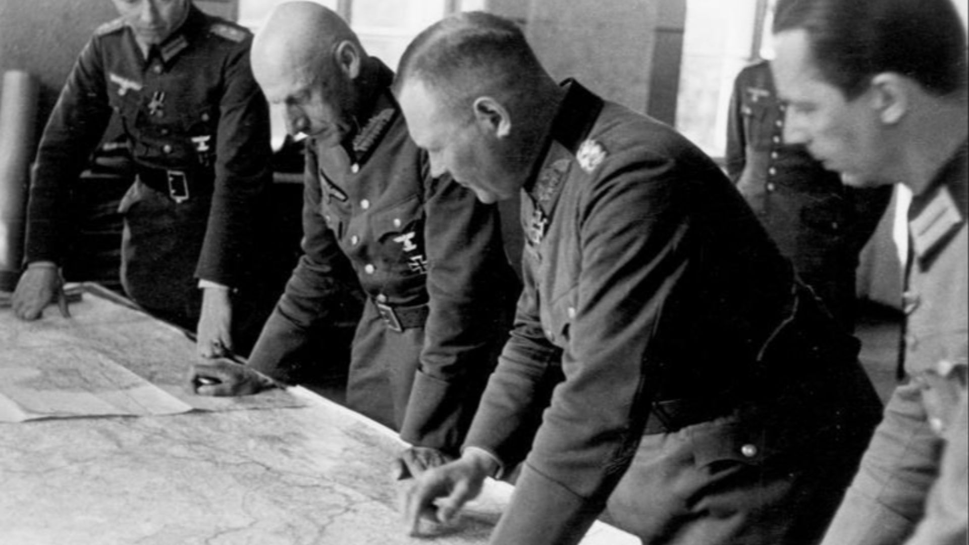 File:Bundesarchiv Bild 101I-212-0214-08A, Russland-Nord, v. Leeb u.a. beim Kartenstudium.jpg