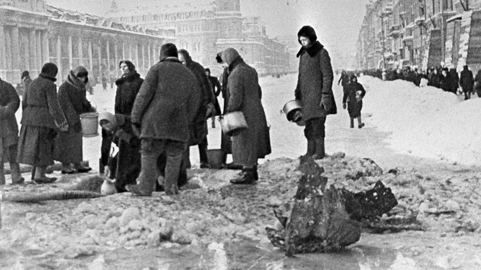 File:RIAN archive 907 Leningradians queueing up for water.jpg