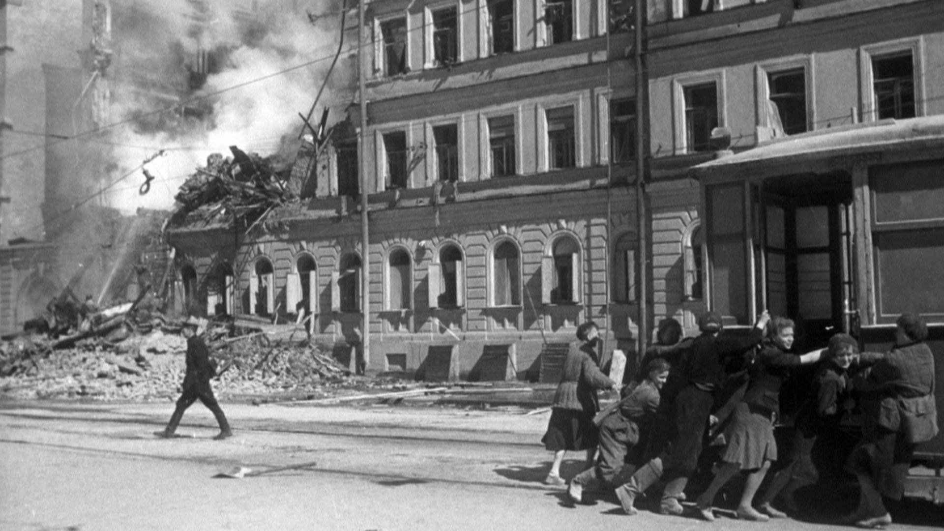File:RIAN archive 601181 In a street of Leningrad after German air raid.jpg