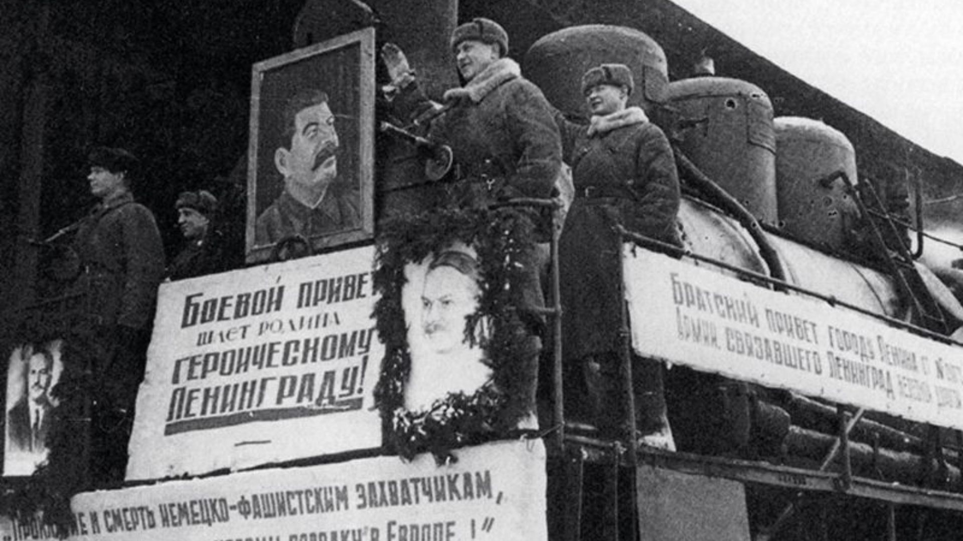 File:Primer tren en llegar a Leningrado después de la operación chispa.jpg