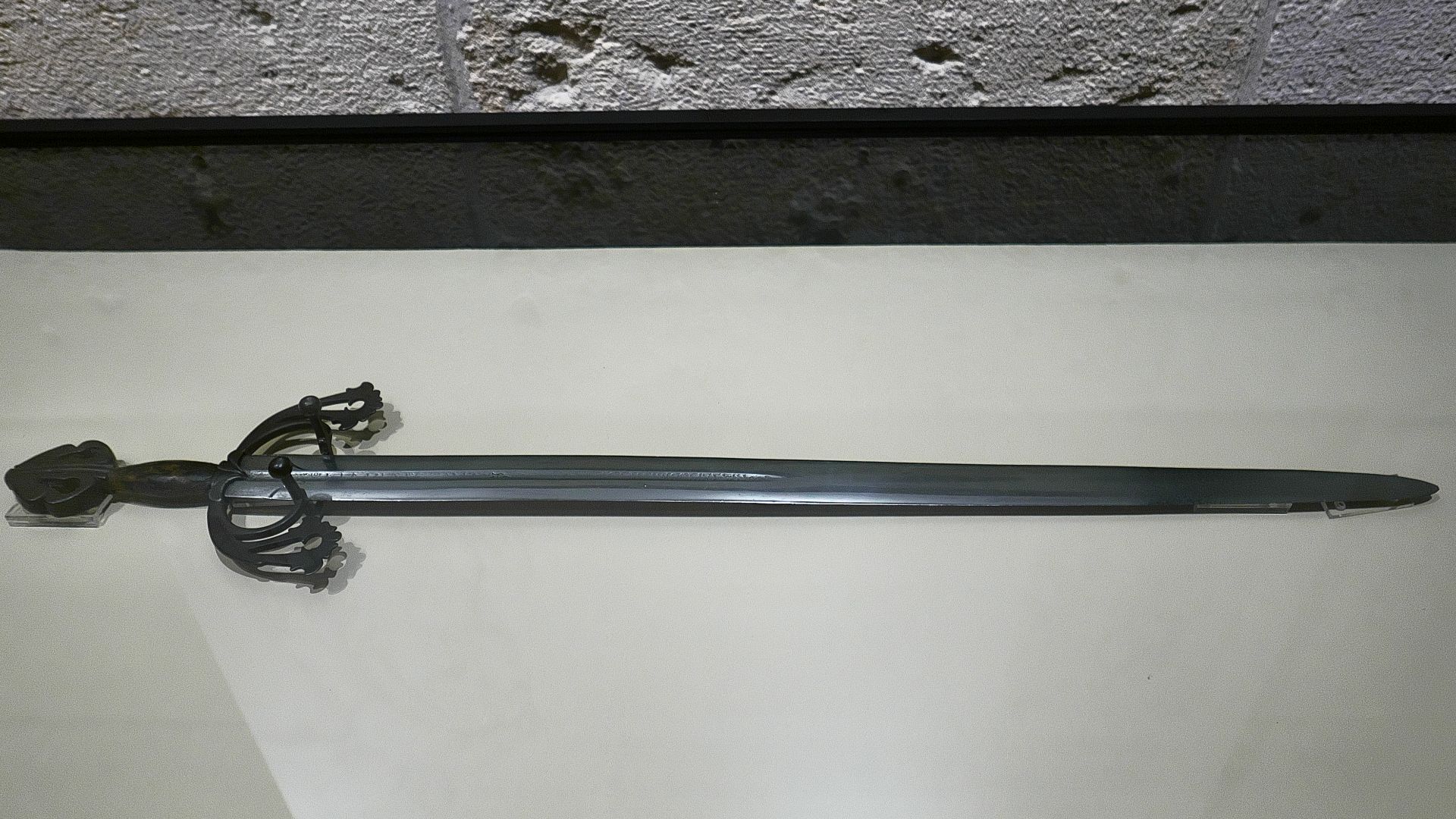 File:Tizona, espada de Rodrigo Díaz de Vivar.jpg