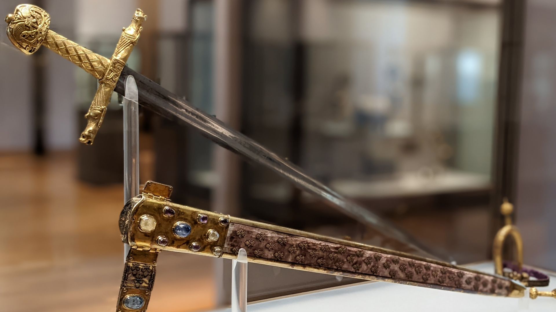 File:Épée du sacre des rois de France, dite Joyeuse - Musée du Louvre Objets d'art MS 84.jpg