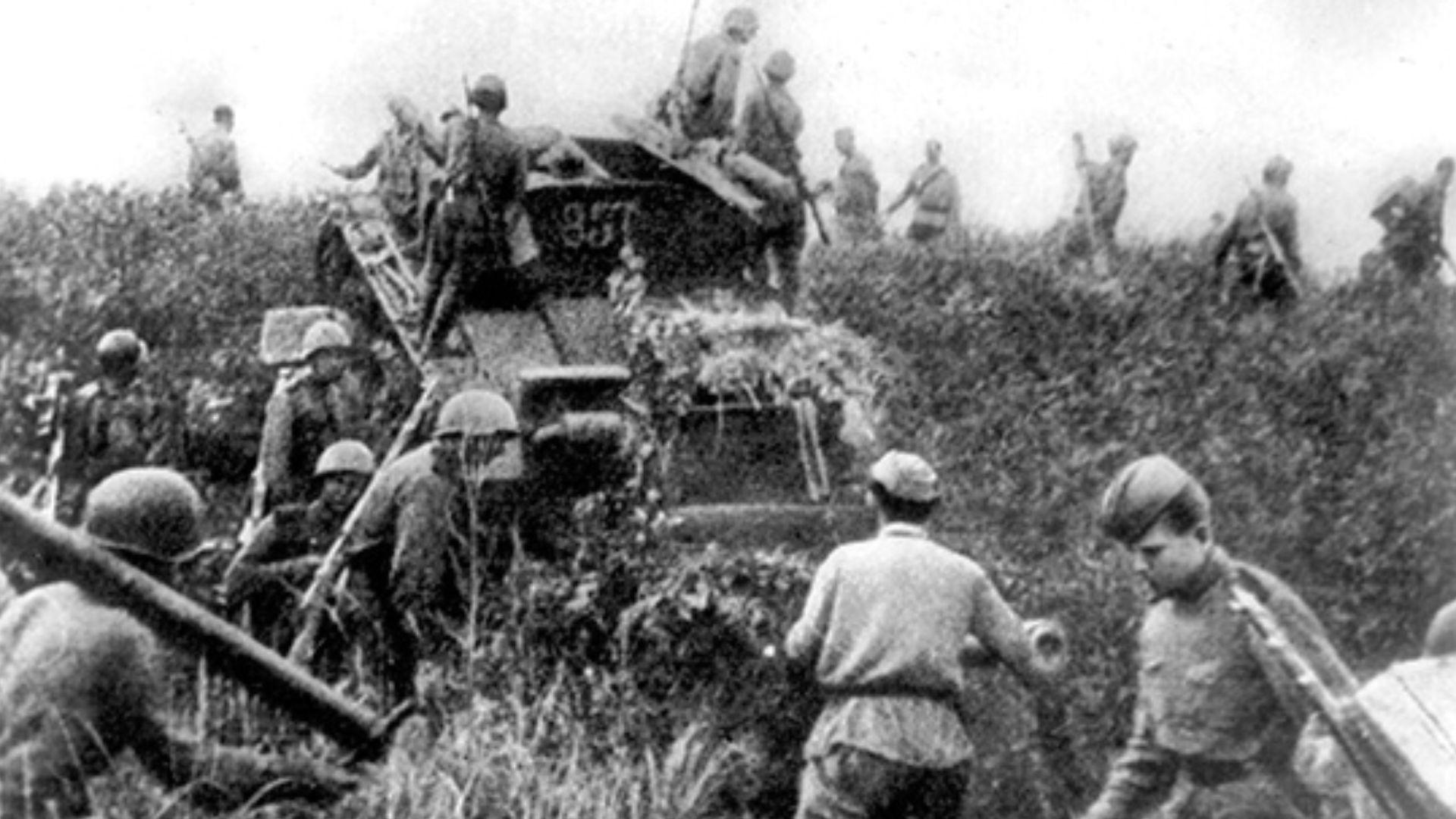 File:Soviet infantry crosses the border of Manchuria. August 9, 1945.jpg