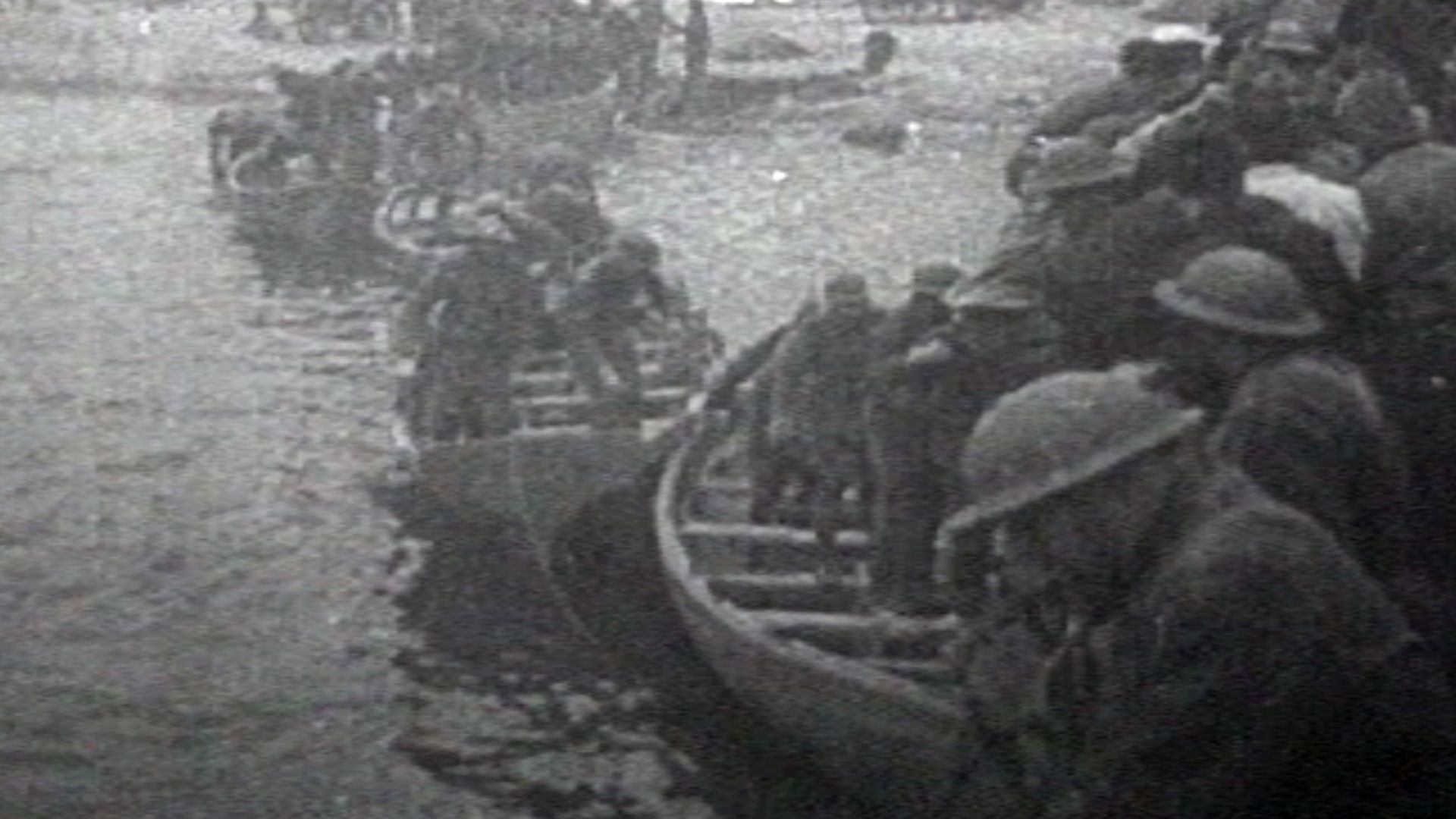File:British troops lifeboat dunkerque.png