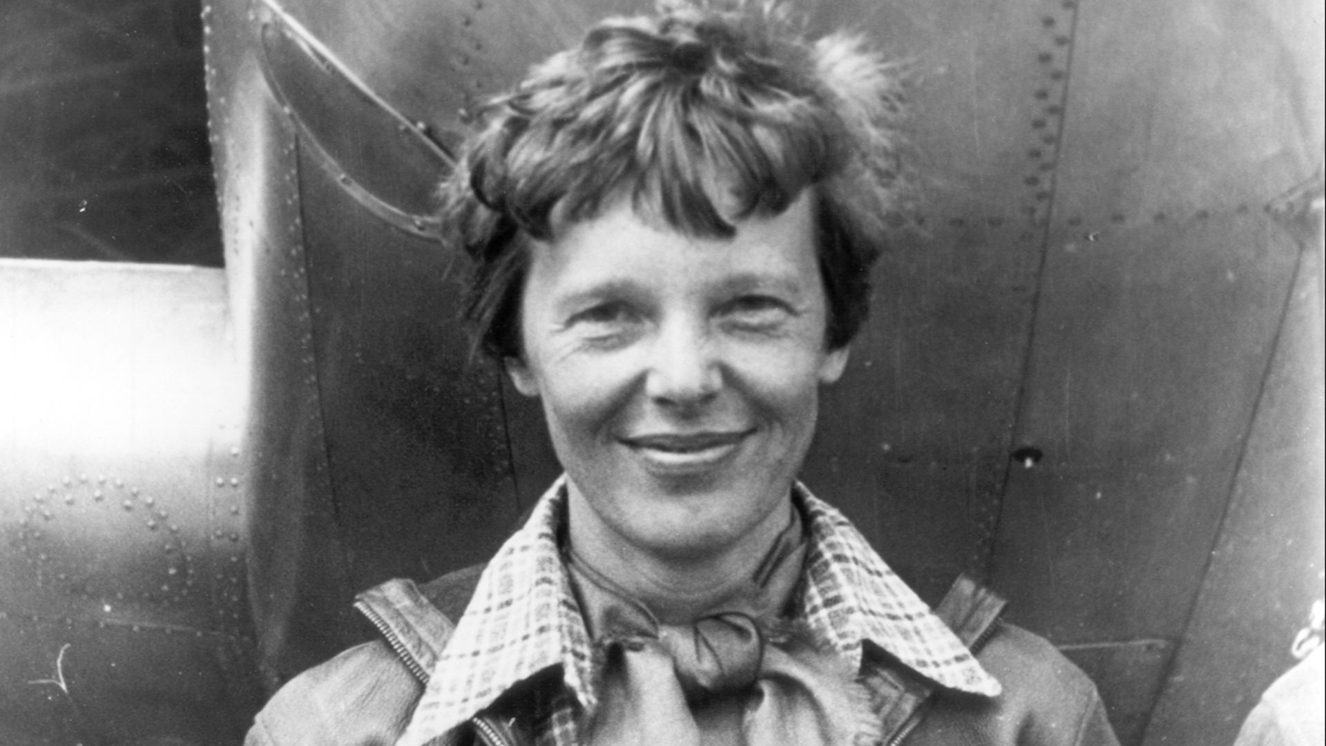 File:Amelia Earhart standing under nose of her Lockheed Model 10-E Electra, small.jpg