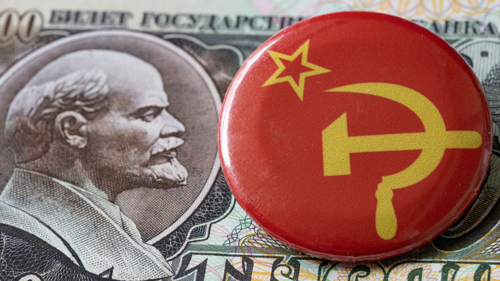 a button with a picture of a communist dictator on it
