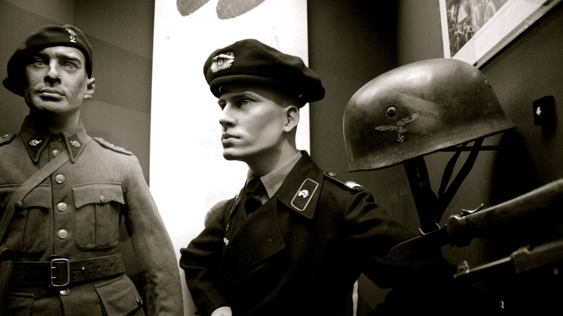 File:WW2 soldiers. German Panzersoldat tank trooper uniform with Totenkopf and beret. Luftwaffe paratrooper helmet. Imperial War museum.jpg