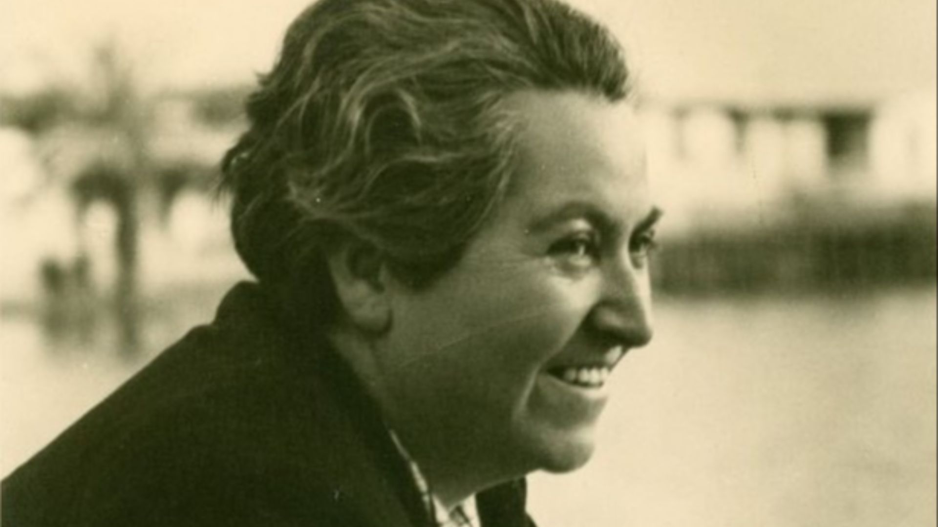 File:Gabriela Mistral sonriendo ca. 1938 (cropped).jpg
