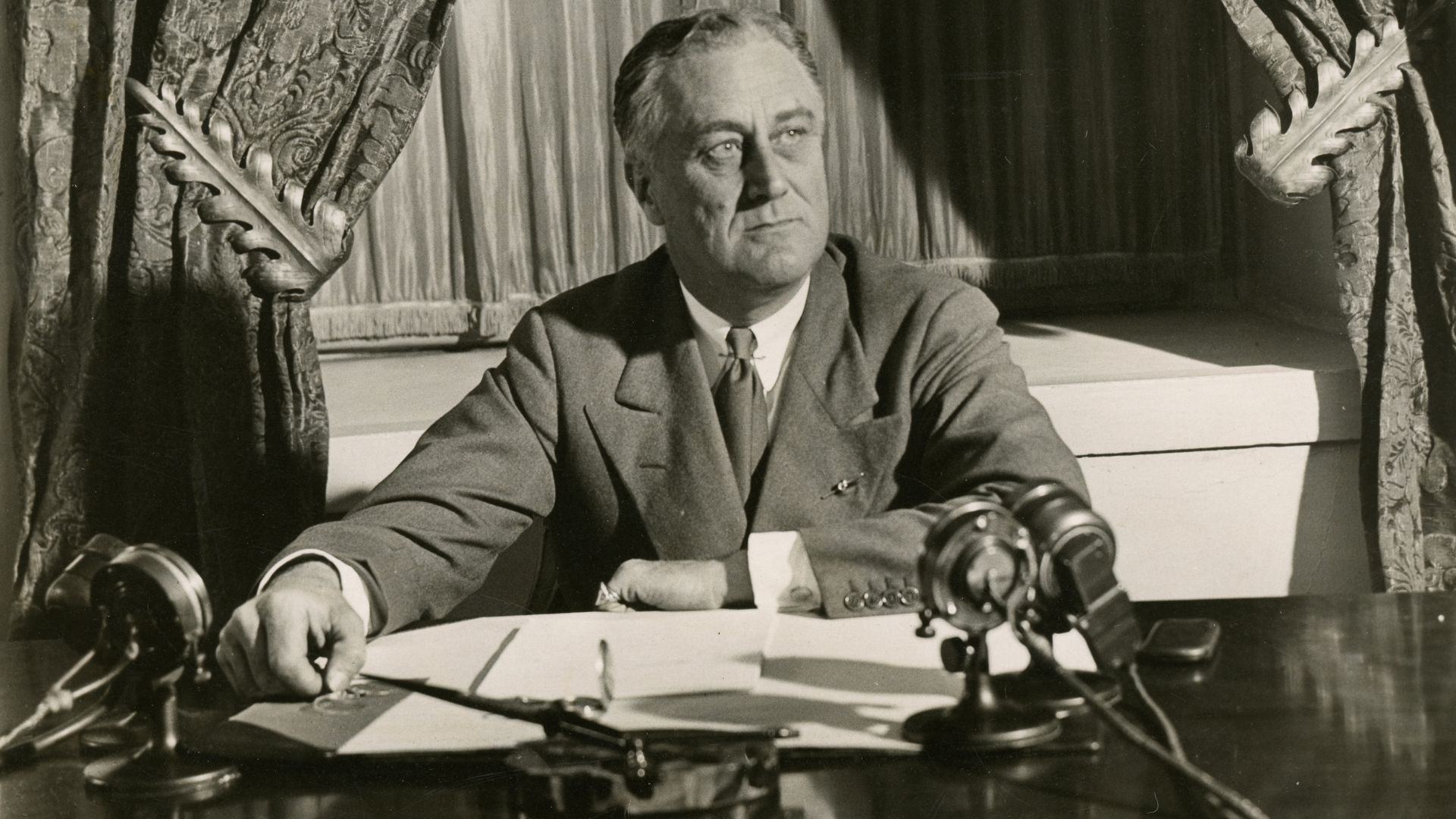 File:President Franklin D. Roosevelt Broadcasting his First Fireside Chat Regarding the Banking Crisis, from the White House, Washington, DC.jpg