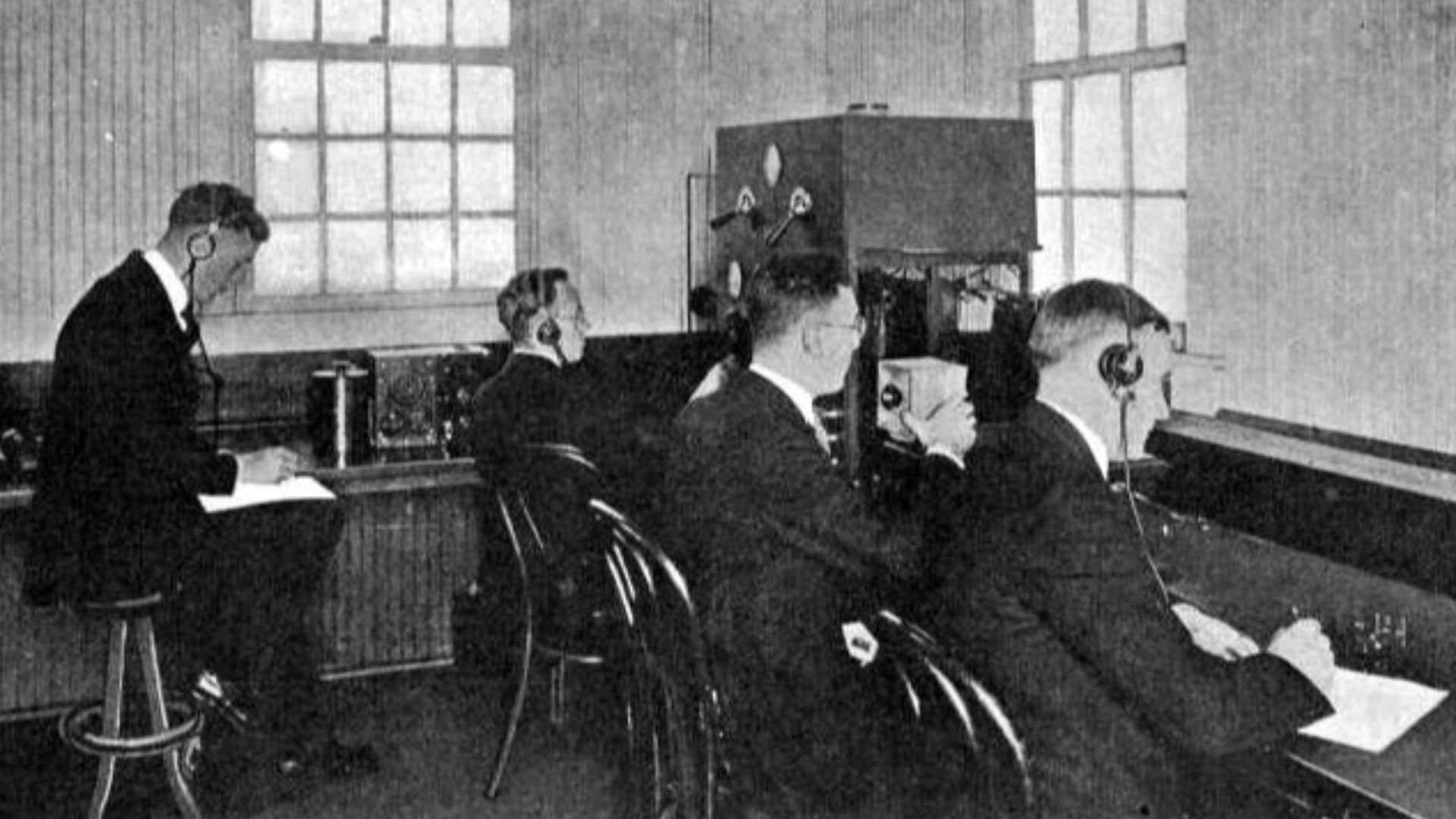 File:KDKA - Early studio - circa 1921.jpg