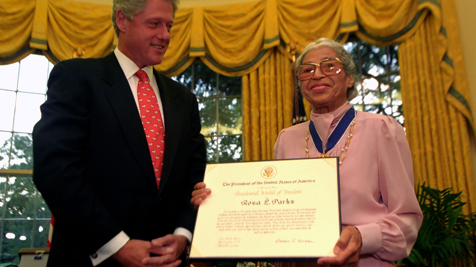 File:President Bill Clinton presents Rosa Parks with the Presidential Medal of Freedom in the Oval Office.jpg