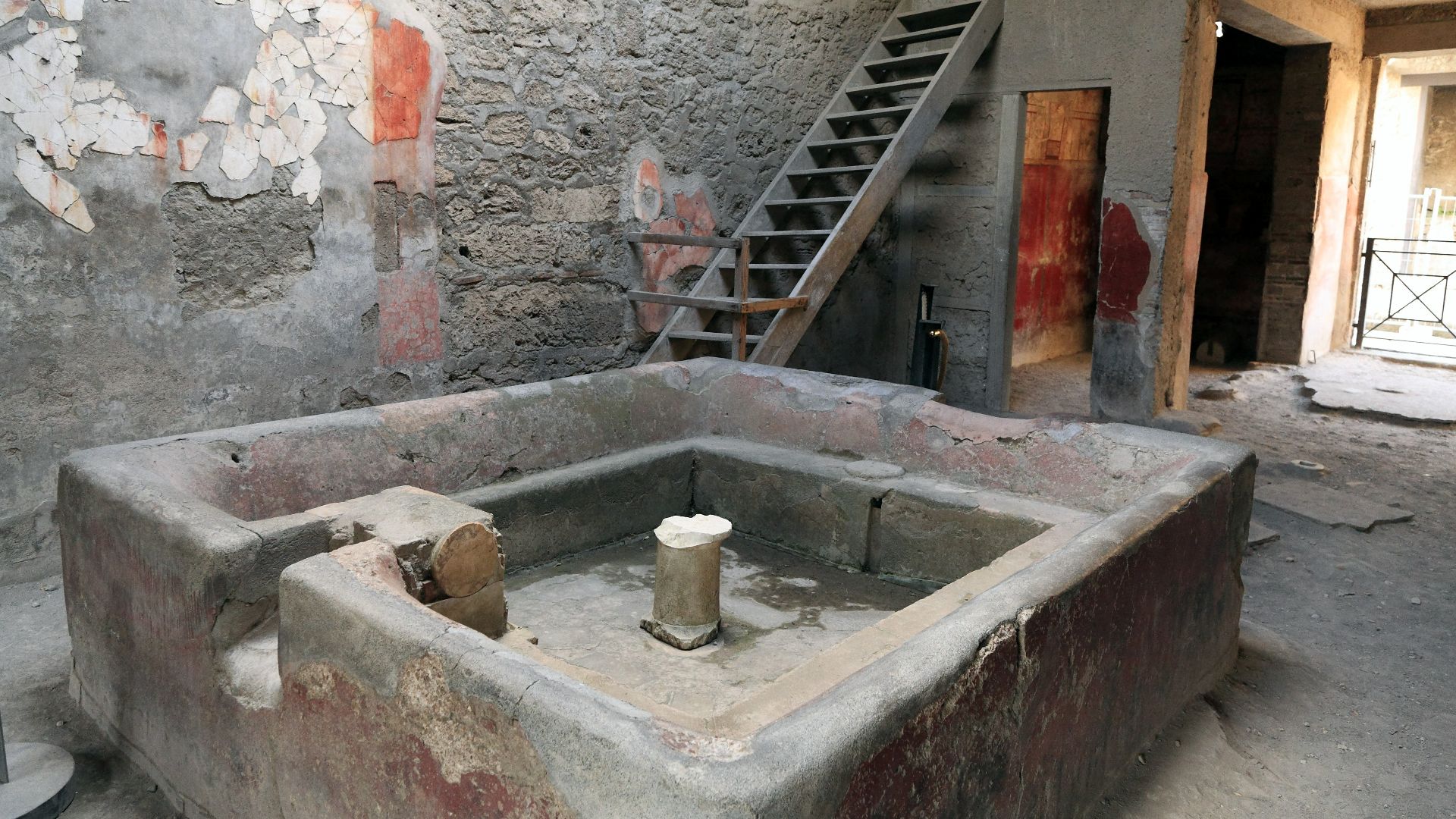 File:I08 170 Fullonica Stephani, Atrium mit Wäschebecken.jpg