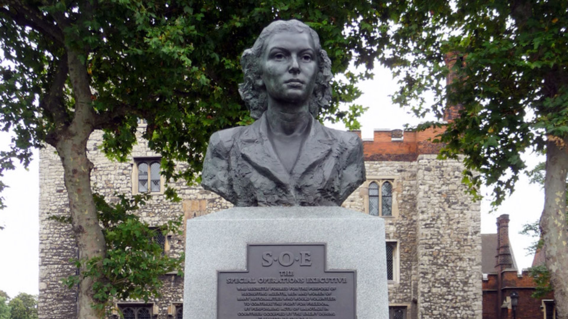 File:Special Operations Executive Memorial, Albert Embankment, London SE1.jpg