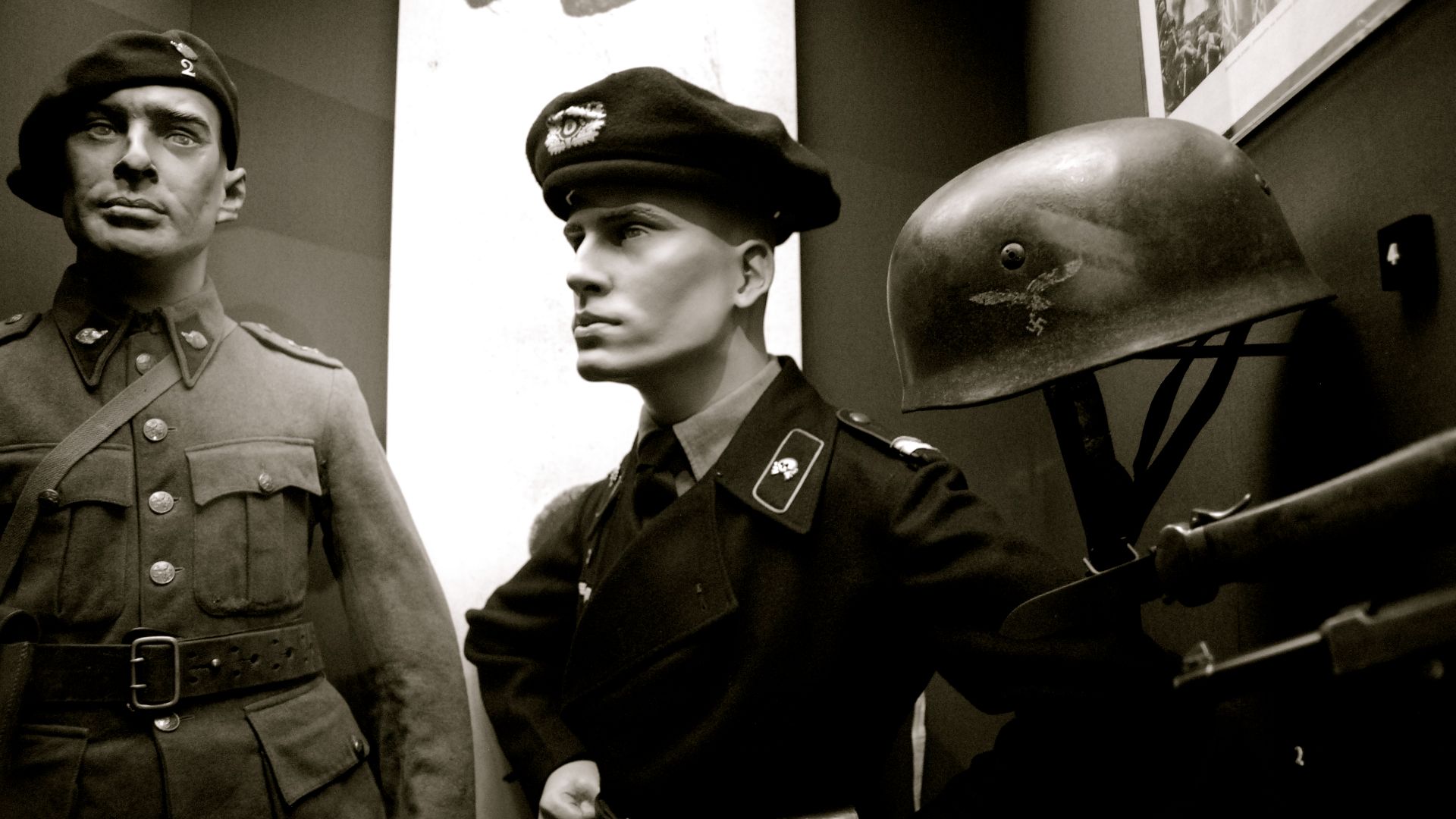 File:WW2 soldiers. German Panzersoldat tank trooper uniform with Totenkopf and beret. Luftwaffe paratrooper helmet. Imperial War museum.jpg