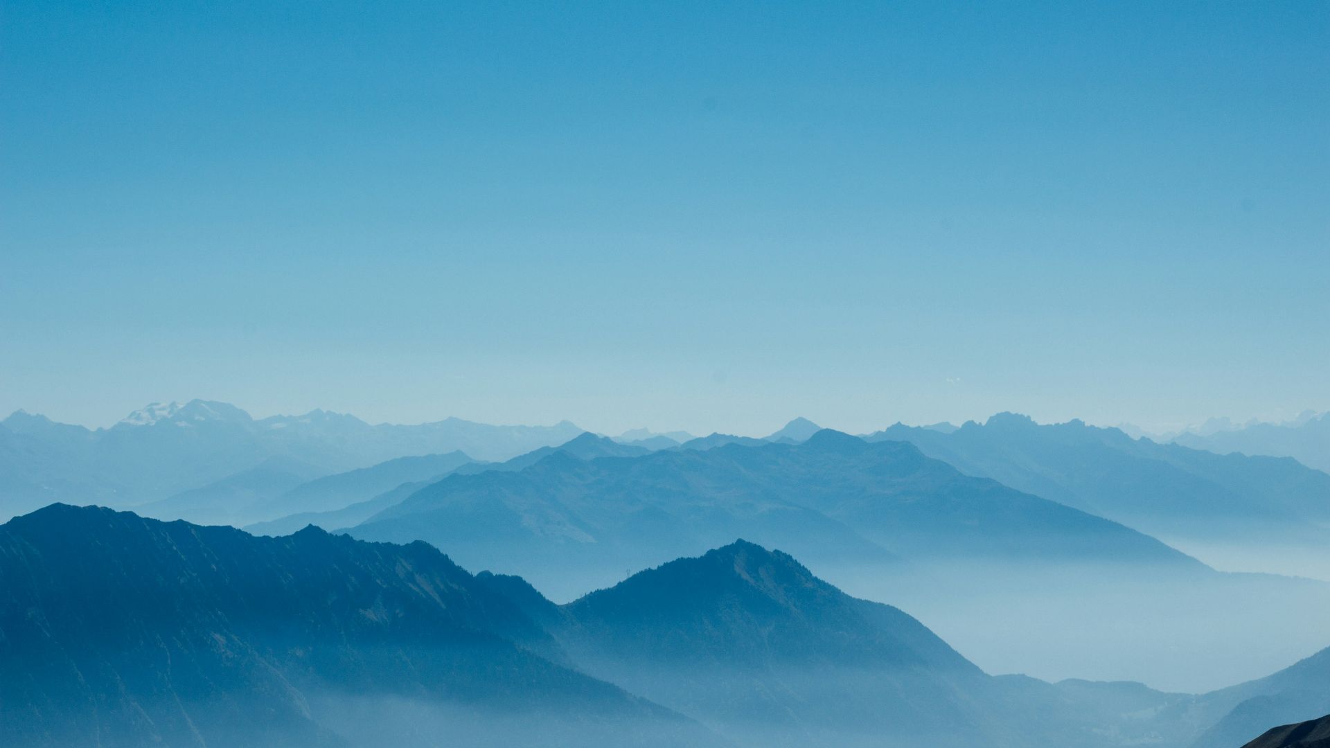 blue mountains at daytime