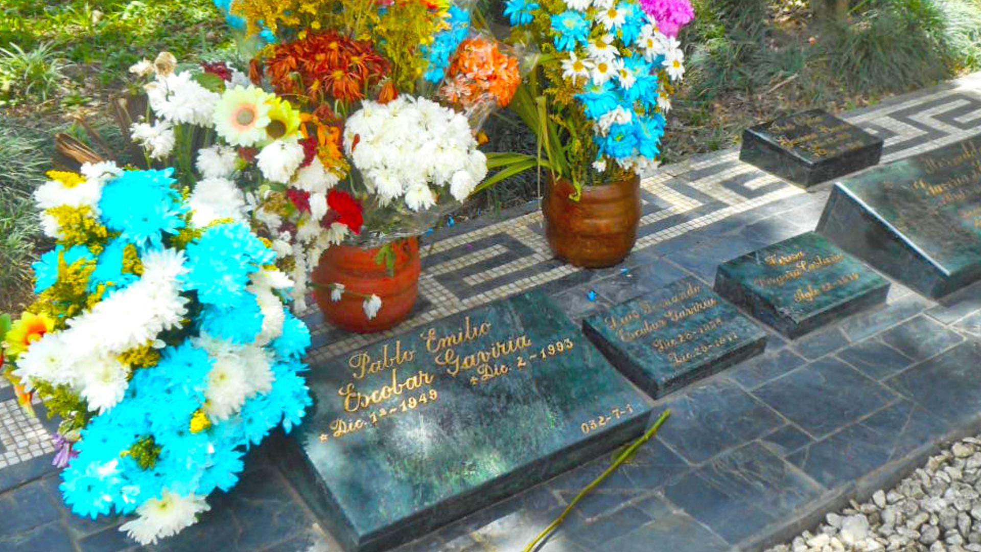 File:Pablo Escobar Tomb.jpg