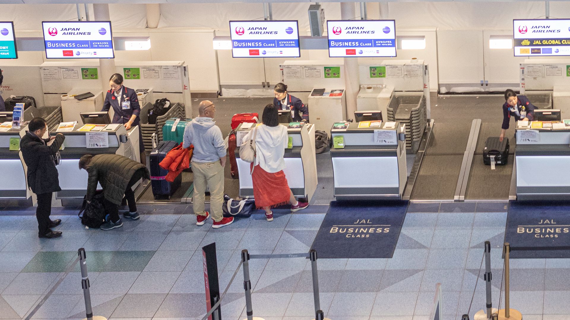 File:Check in terminal 3 haneda airport tokyo.jpg