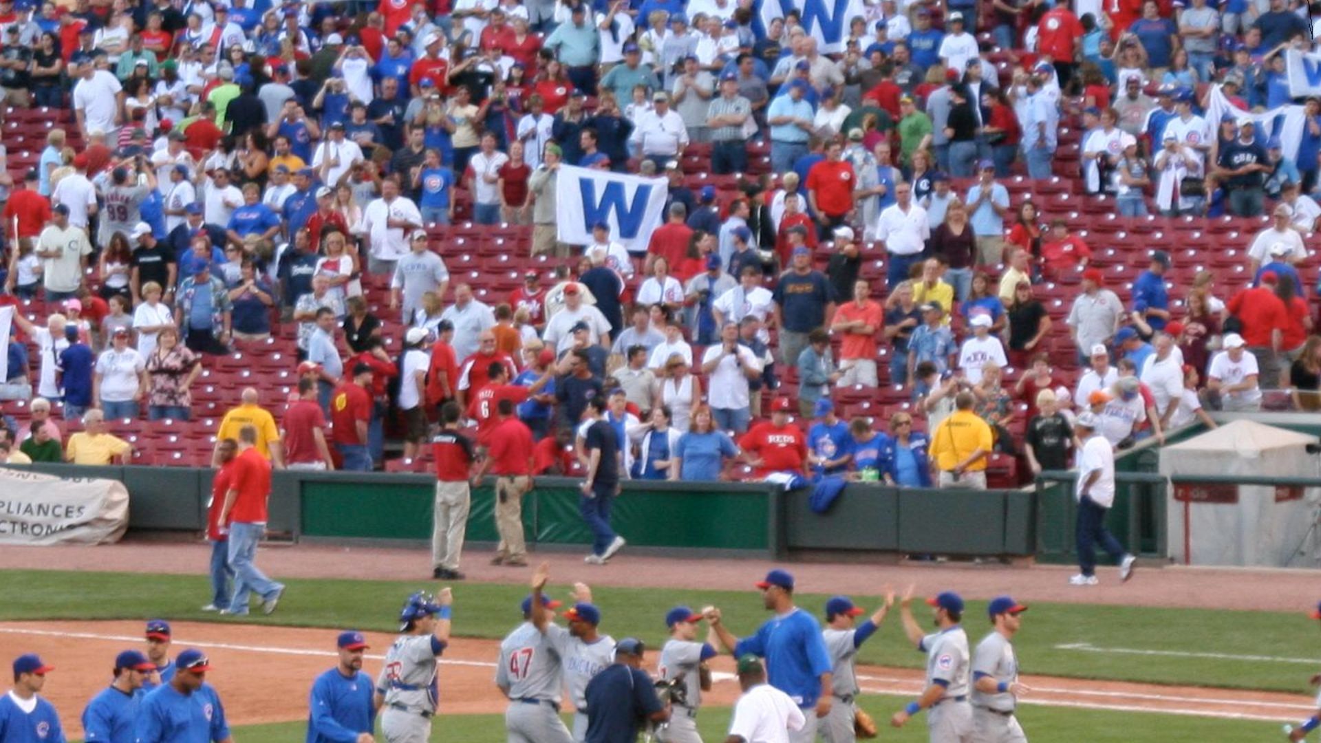 File:20070928 Cubs celebrate victory and fans show Cubs Win flags.jpg