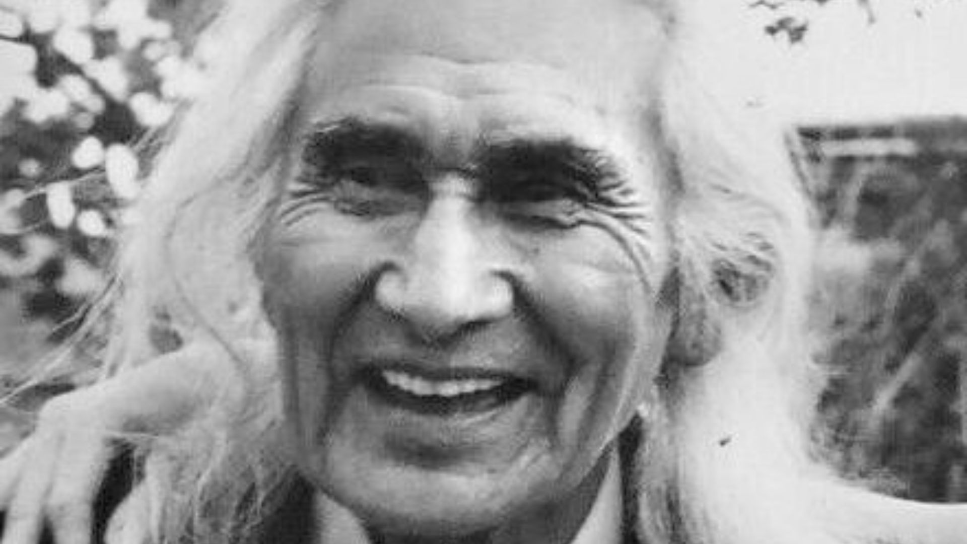 File:Chief Dan George (1976).jpg