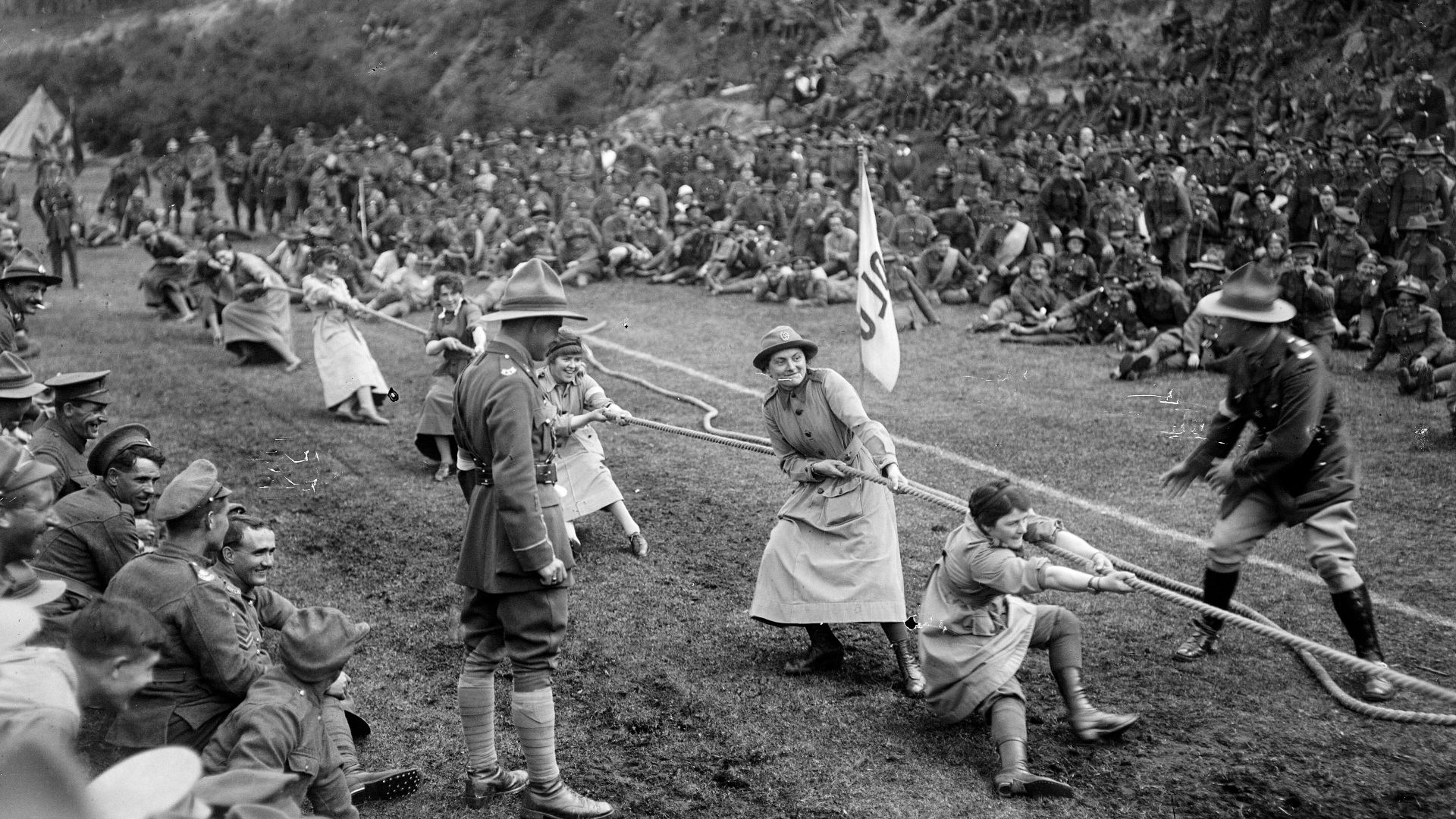 File:Queen Mary's Auxilary Army Corps tug-o-war, 3 August 1918 (cropped).jpg