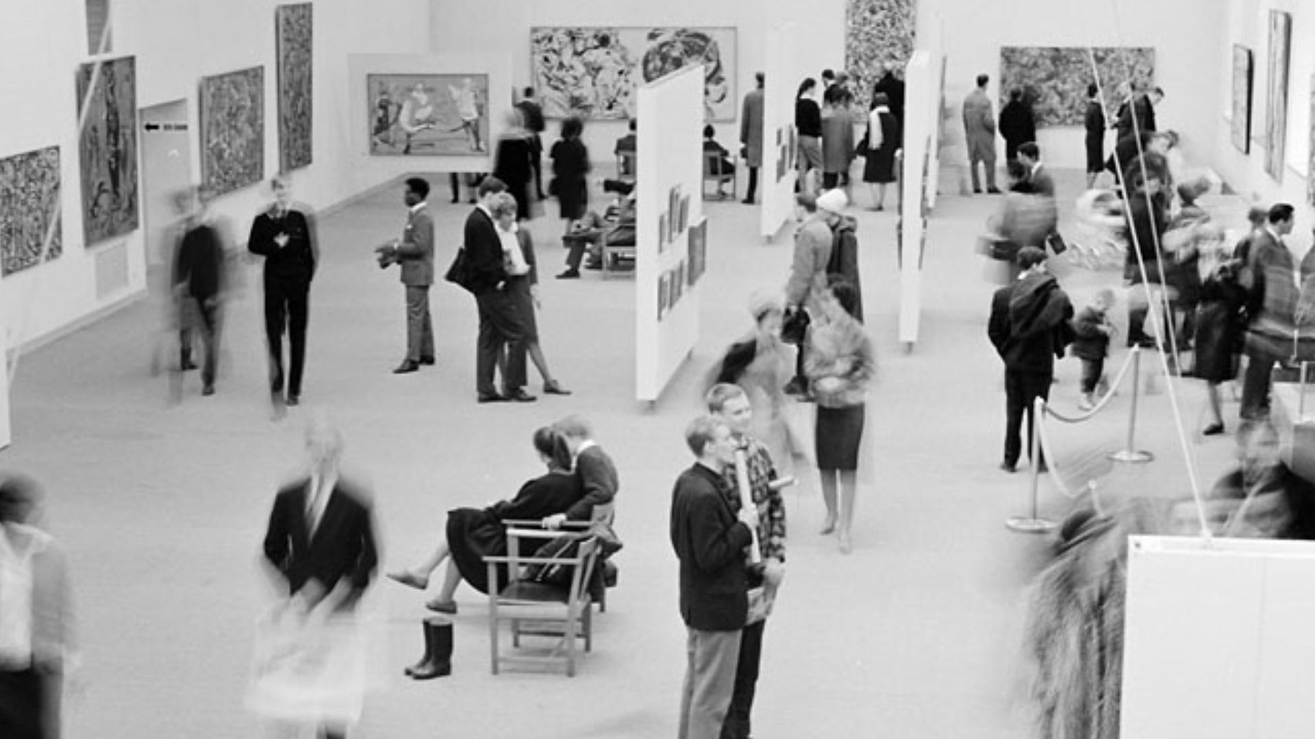 File:Utställning med Jackson Pollocks måleri på Moderna Museet. Besökare på utställningen.jpg