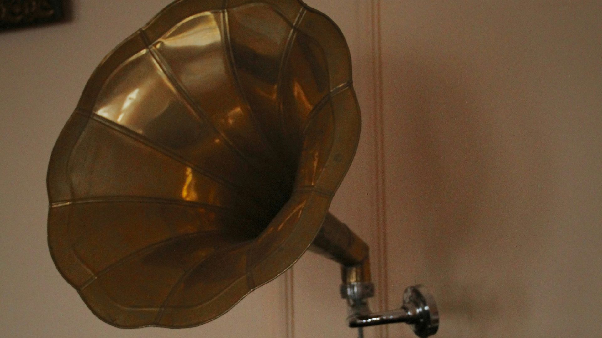 an old record player sitting on top of a wooden block