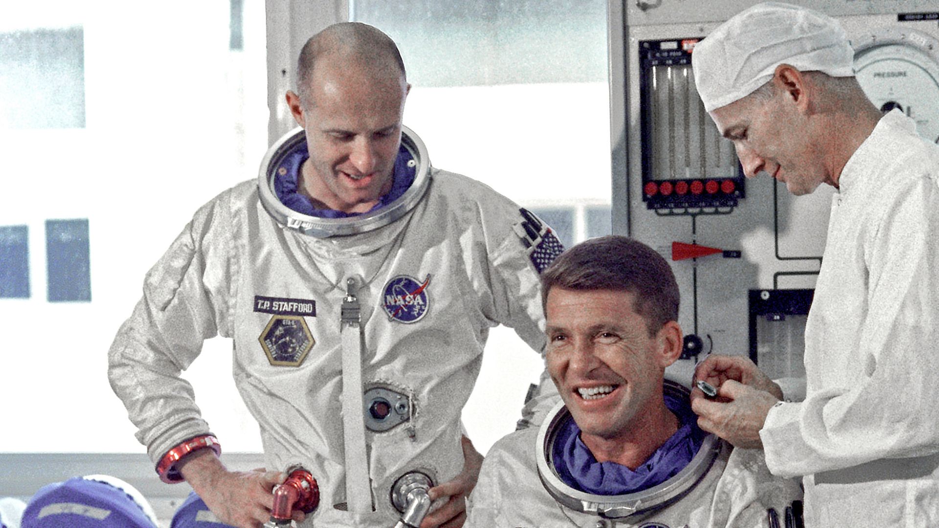 File:Schirra and Stafford Suit-Up - GPN-2000-001478.jpg