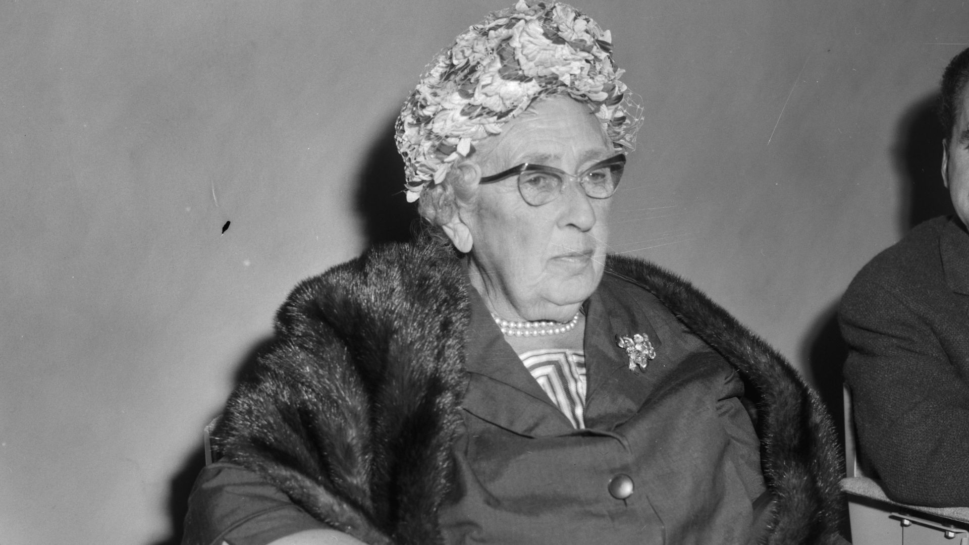 File:Agatha Christie in Nederland (detectiveschrijfster), bij aankomst op Schiphol me, Bestanddeelnr 916-8898.jpg