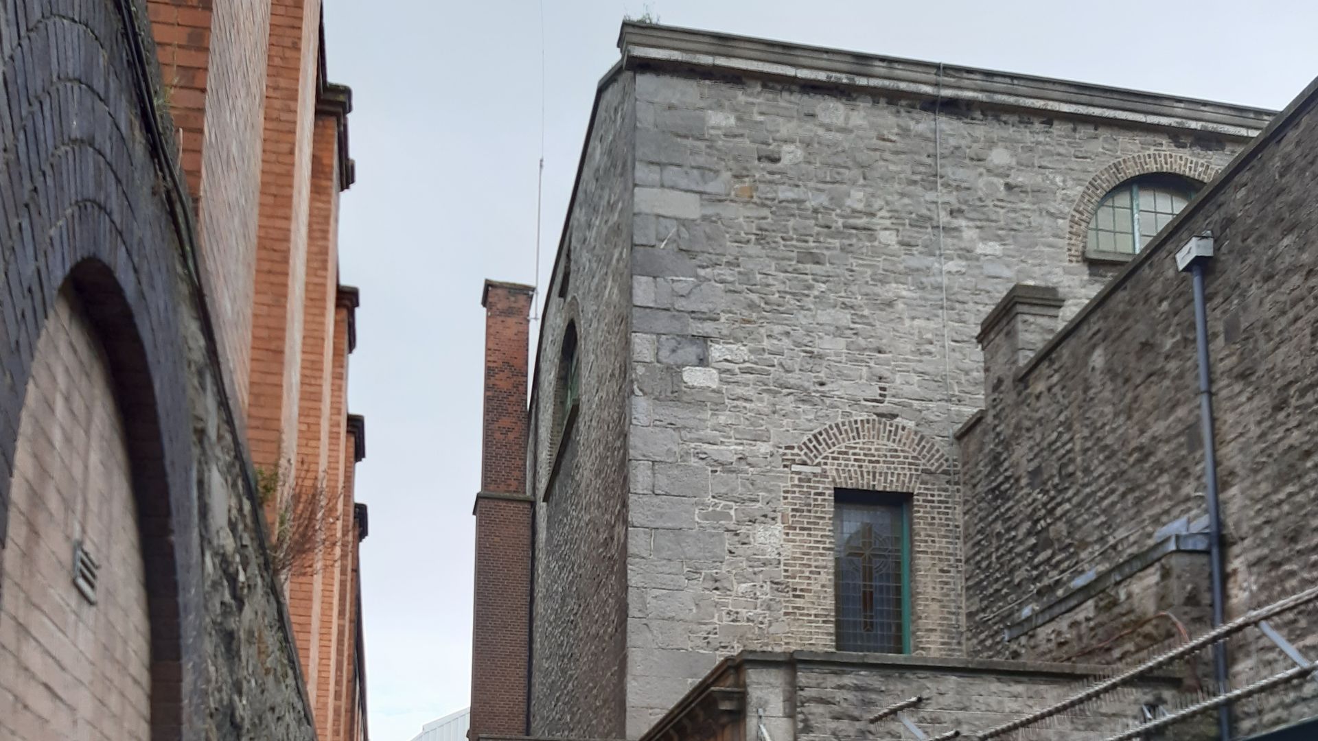 File:The alley between Dublin Pearse railway station and St Andrew's Church, Westland Row, Dublin, Ireland 03.jpg