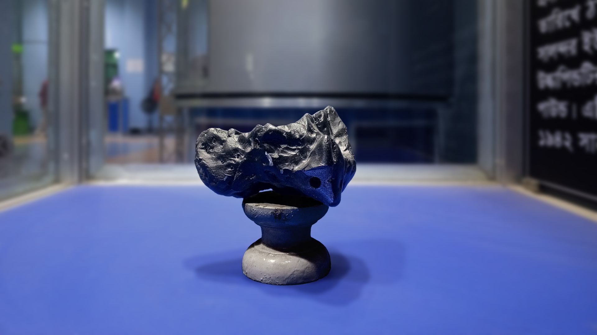 File:Replica of the Thakurgaon 2006 Meteorite on display at NMST (exposed).jpg